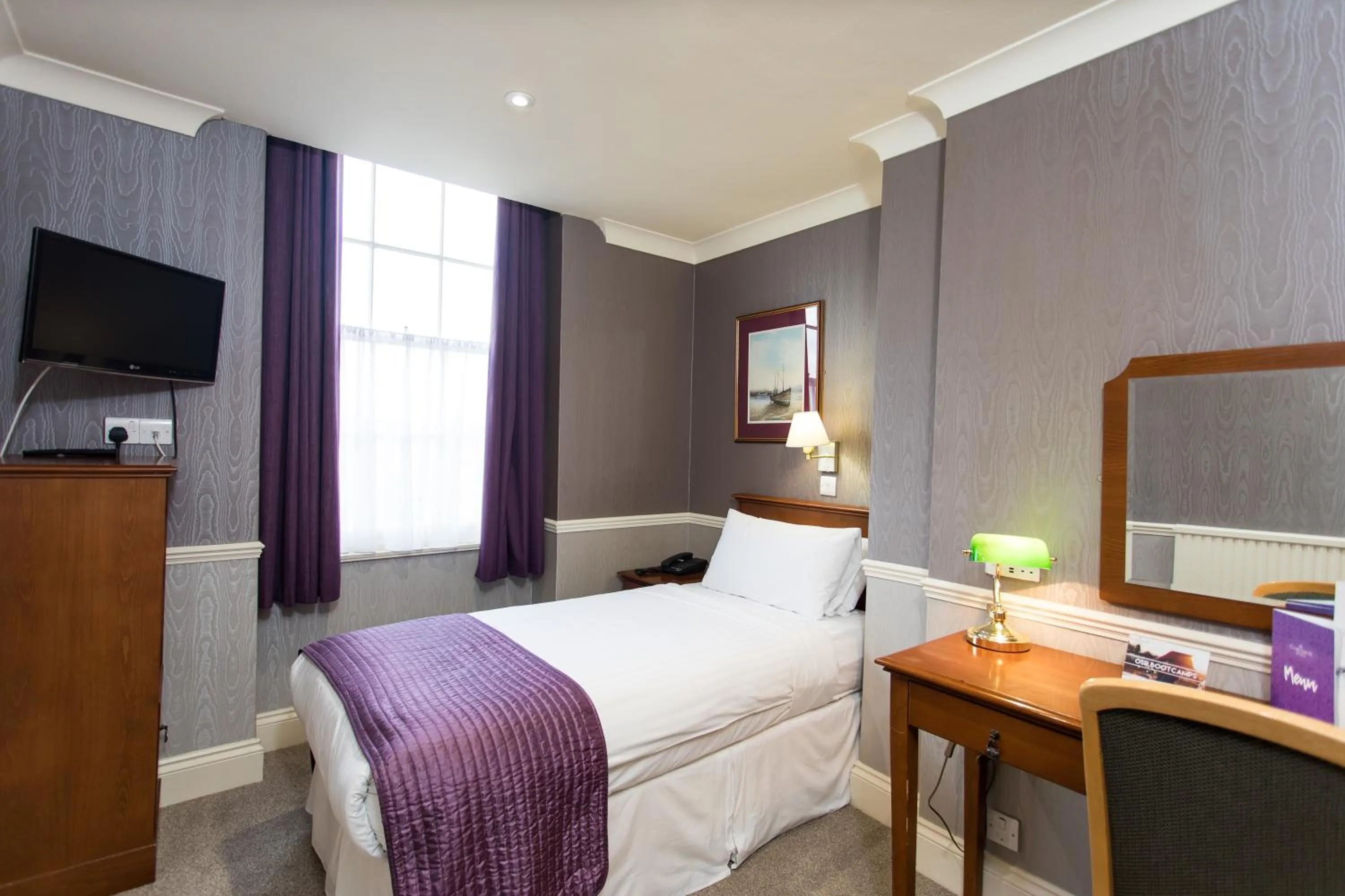 Bedroom, Bed in The Clarendon Hotel