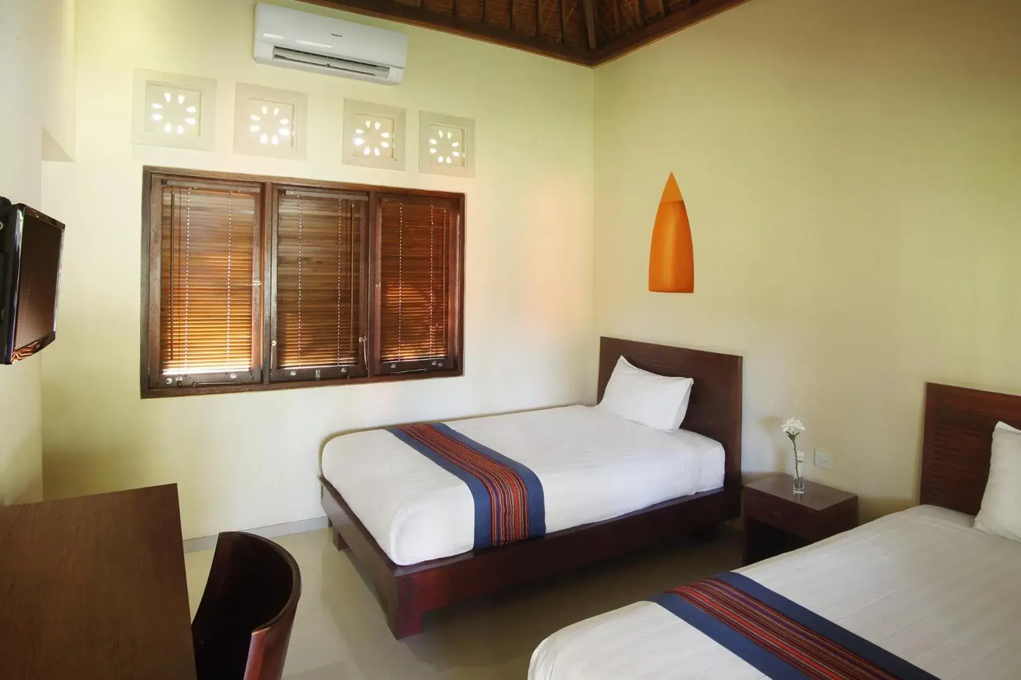 Superior Double or Twin Room in Puri Rinjani Bungalows & Hostel Superior Double or Twin Room in Puri Rinjani Bungalows & Hostel