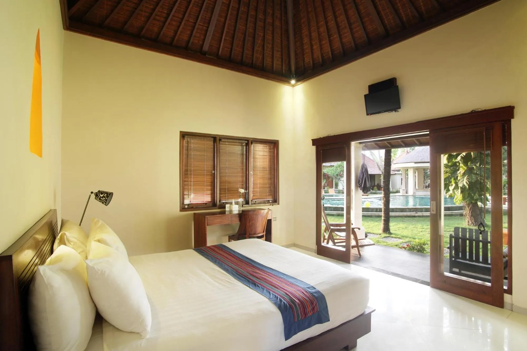 Day, Bed in Puri Rinjani Bungalows & Hostel