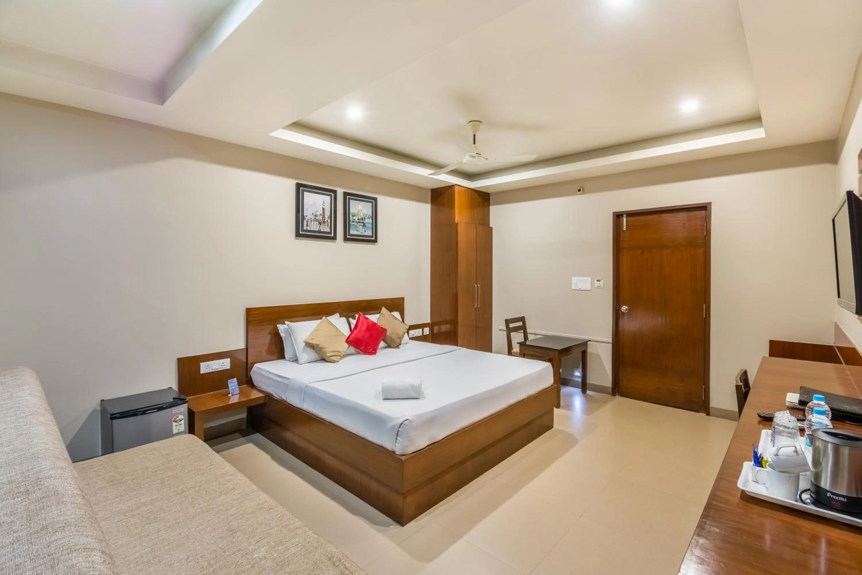 Photo of the whole room, Bed in Five Elements