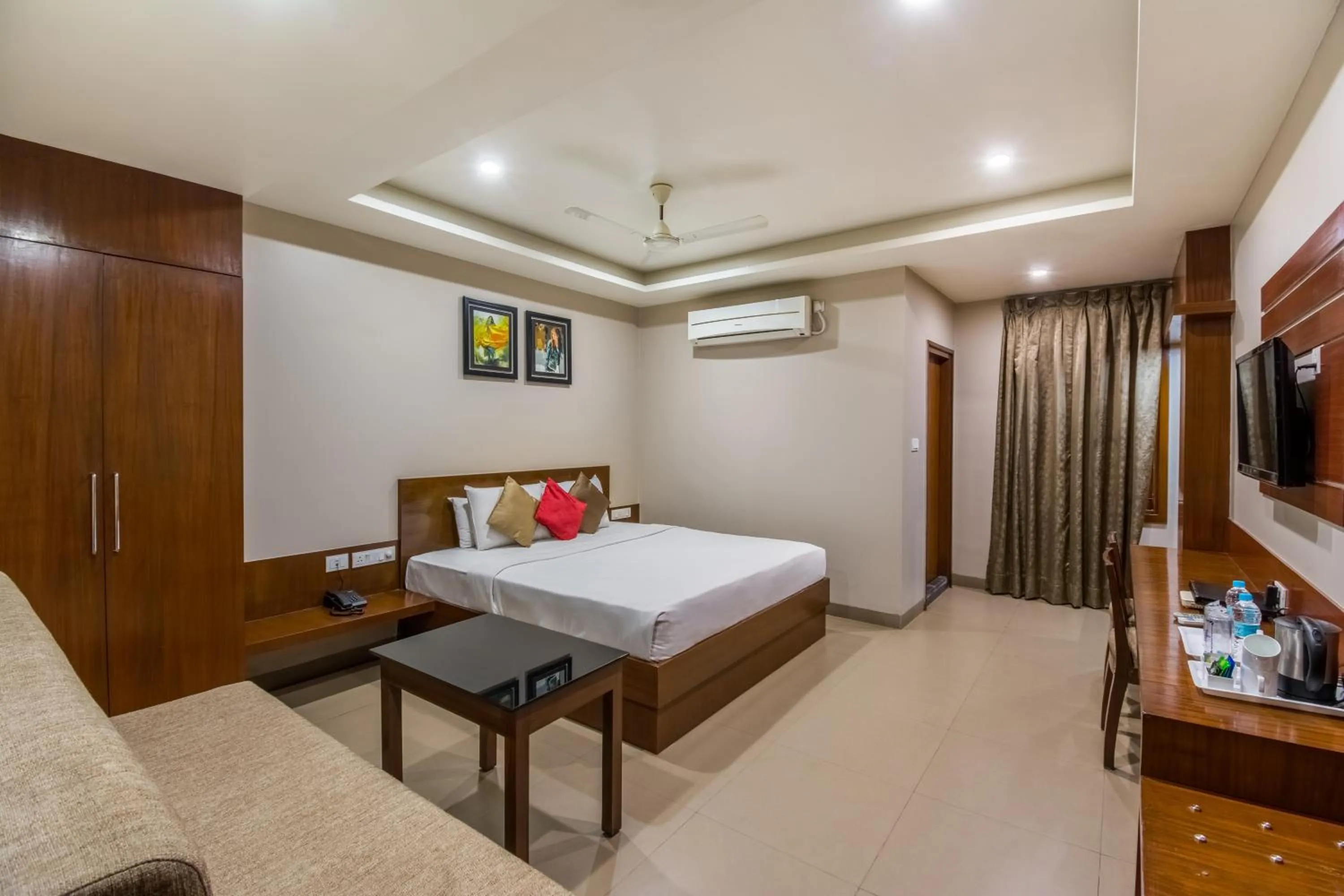 Photo of the whole room, Bed in Five Elements