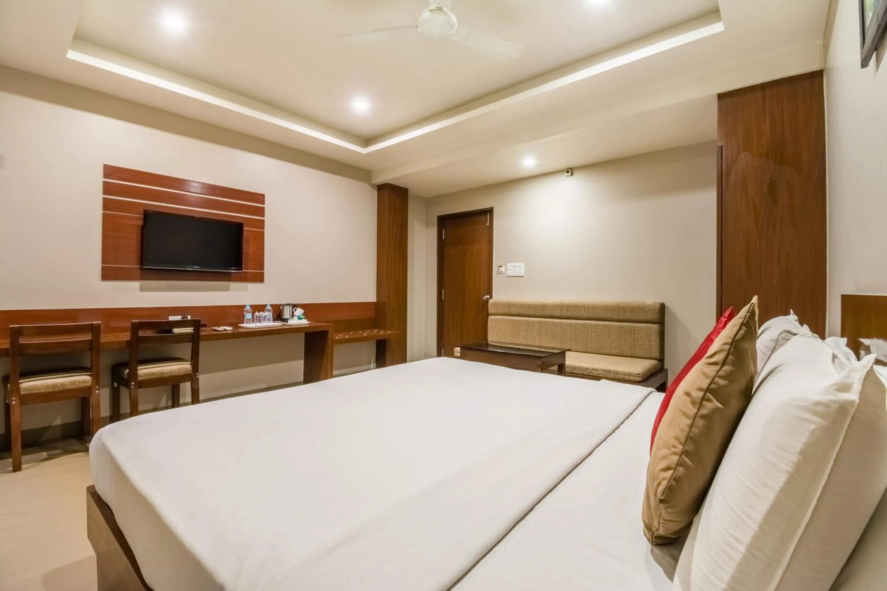 Photo of the whole room, Bed in Five Elements