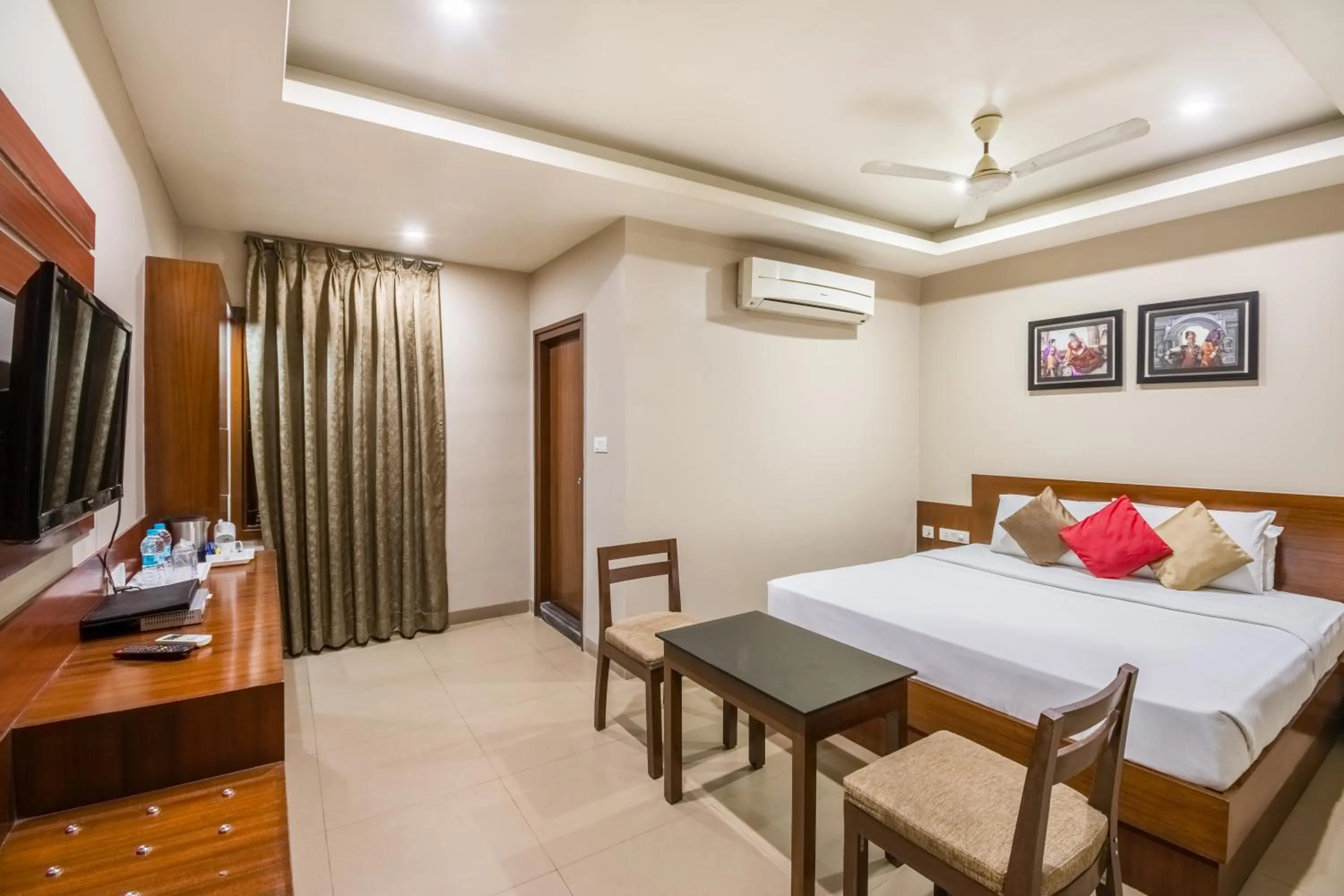 Photo of the whole room, Bed in Five Elements