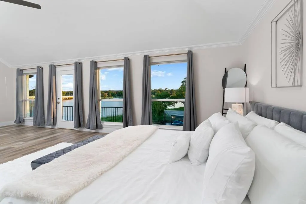 Bed in Lakefront Home Insane Views - Pool Spa Gameroom