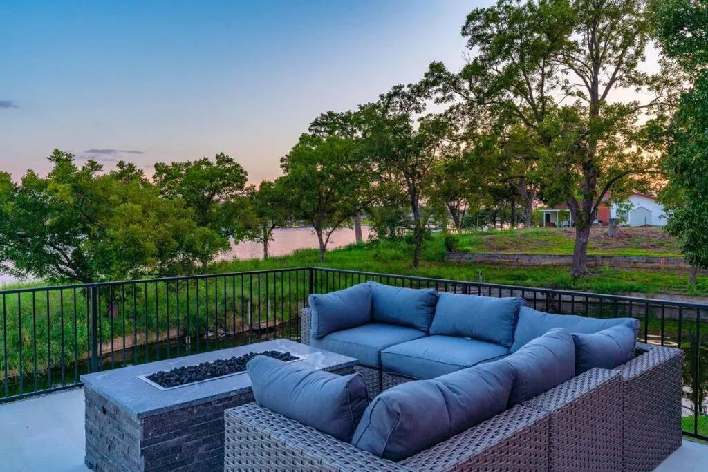 Lakefront Home Insane Views - Pool Spa Gameroom