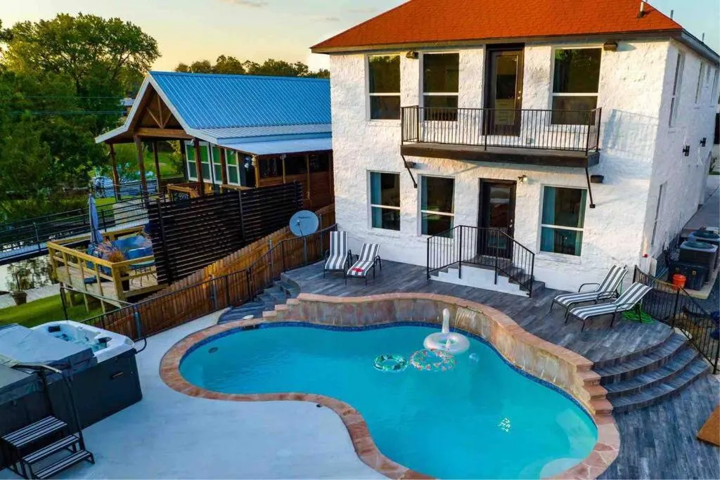 Lakefront Home Insane Views - Pool Spa Gameroom