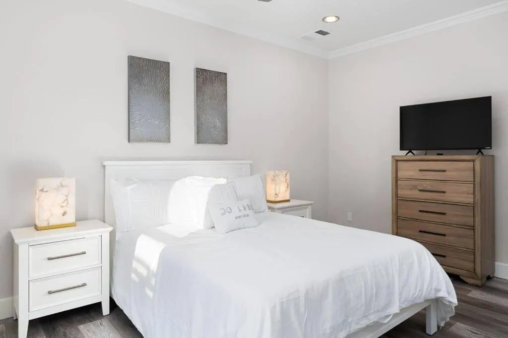 Bed in Lakefront Home Insane Views - Pool Spa Gameroom