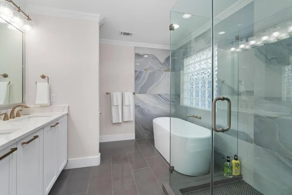 Lakefront Home Insane Views - Pool Spa Gameroom