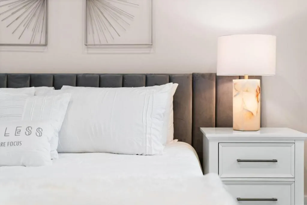 Bed in Lakefront Home Insane Views - Pool Spa Gameroom