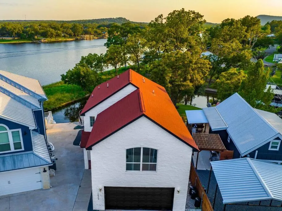 Lakefront Home Insane Views - Pool Spa Gameroom