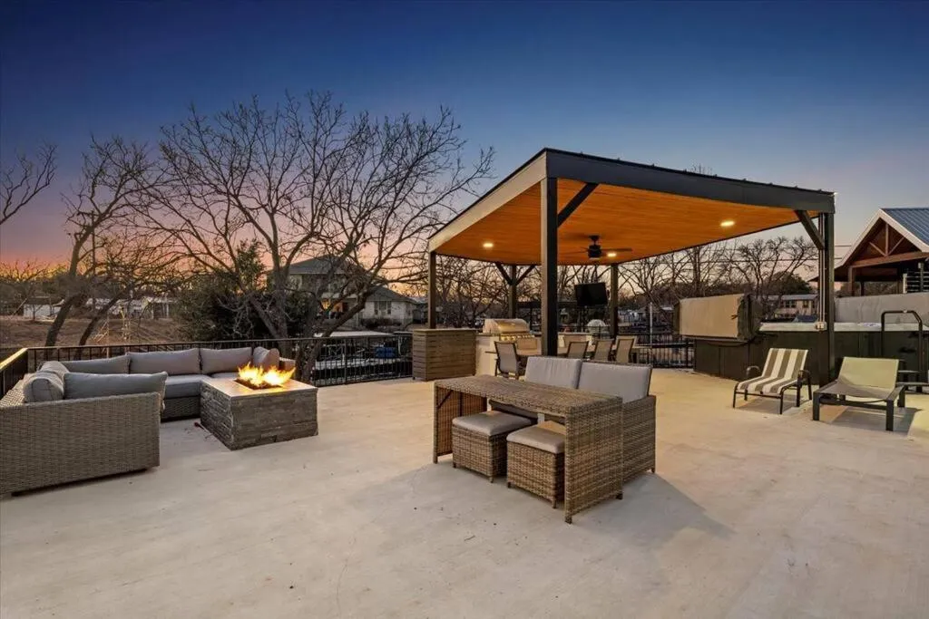 Lakefront Home Insane Views - Pool Spa Gameroom