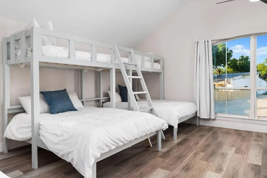 Bed in Lakefront Home Insane Views - Pool Spa Gameroom