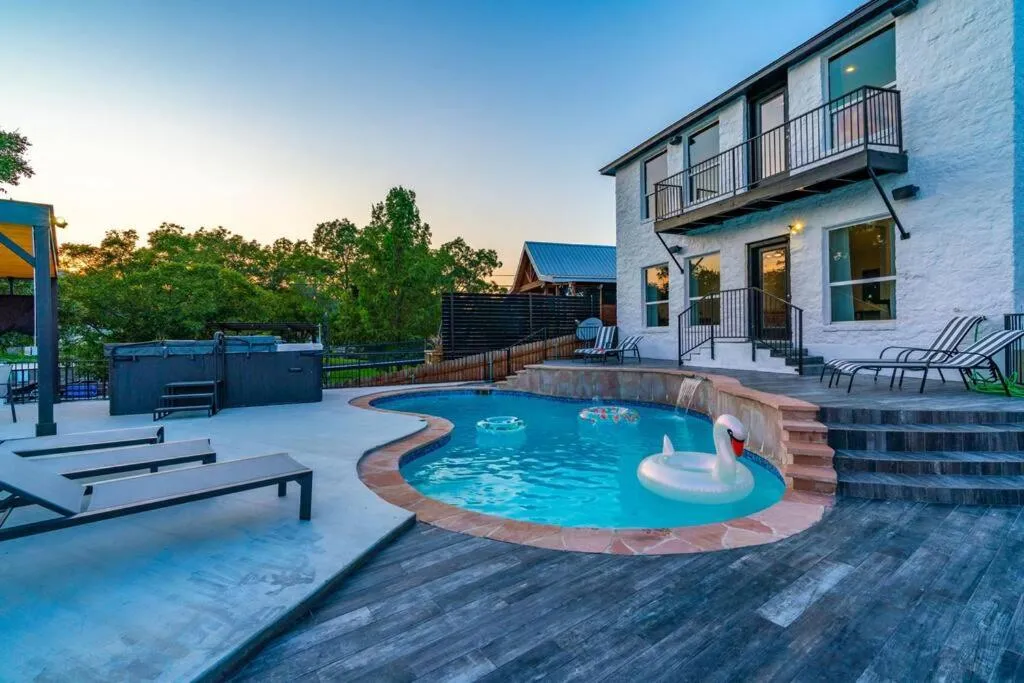 Lakefront Home Insane Views - Pool Spa Gameroom