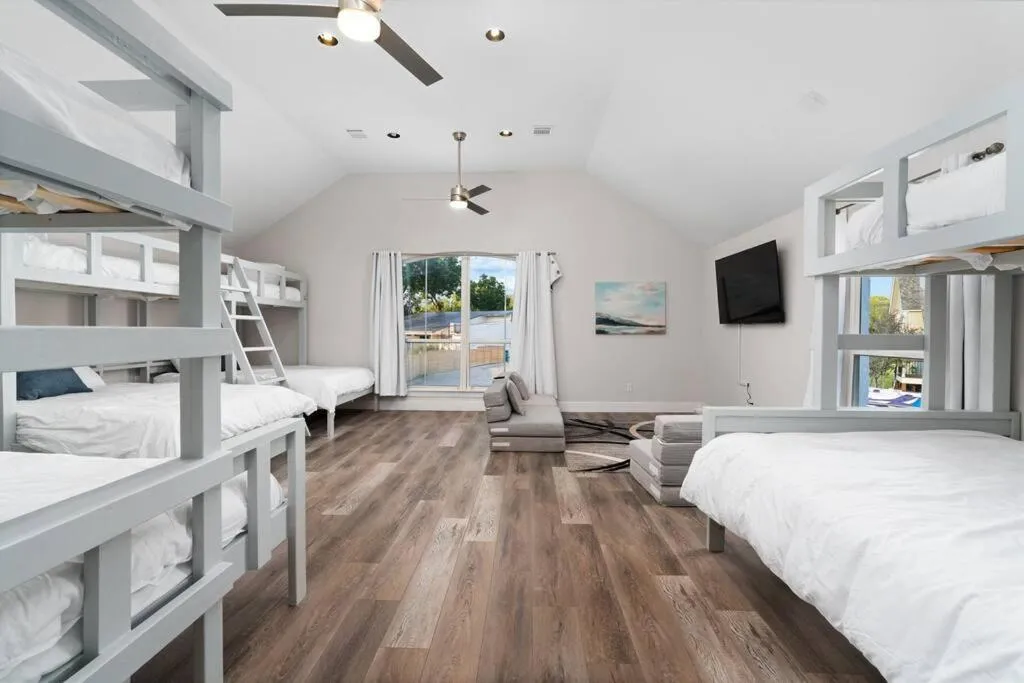 Bed in Lakefront Home Insane Views - Pool Spa Gameroom