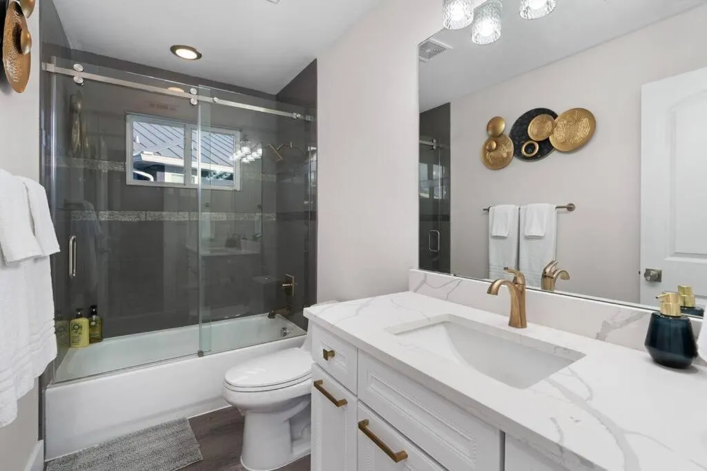 Lakefront Home Insane Views - Pool Spa Gameroom