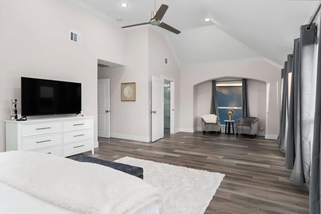 Bed in Lakefront Home Insane Views - Pool Spa Gameroom