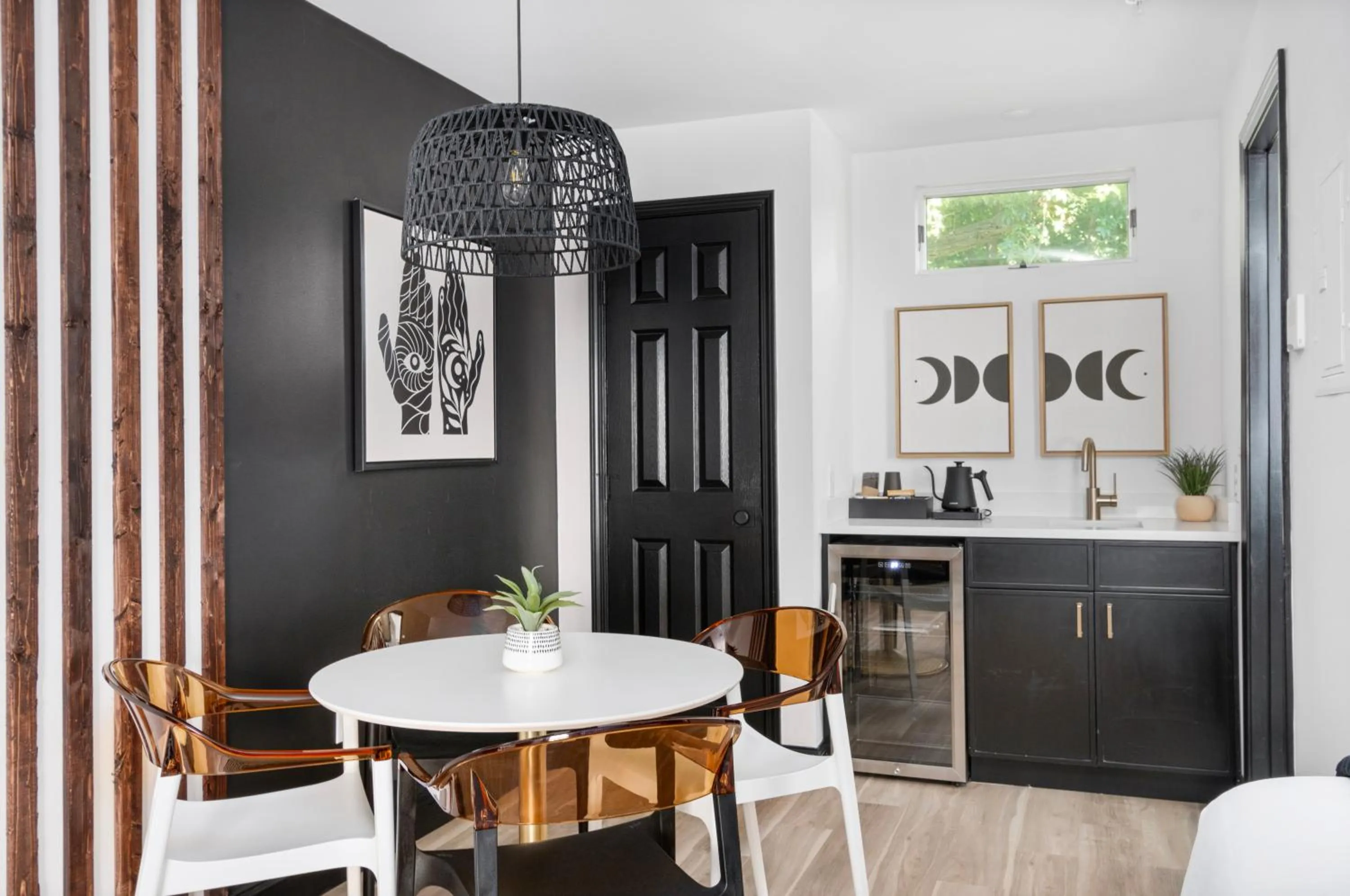 Dining area in The Cove At Salem