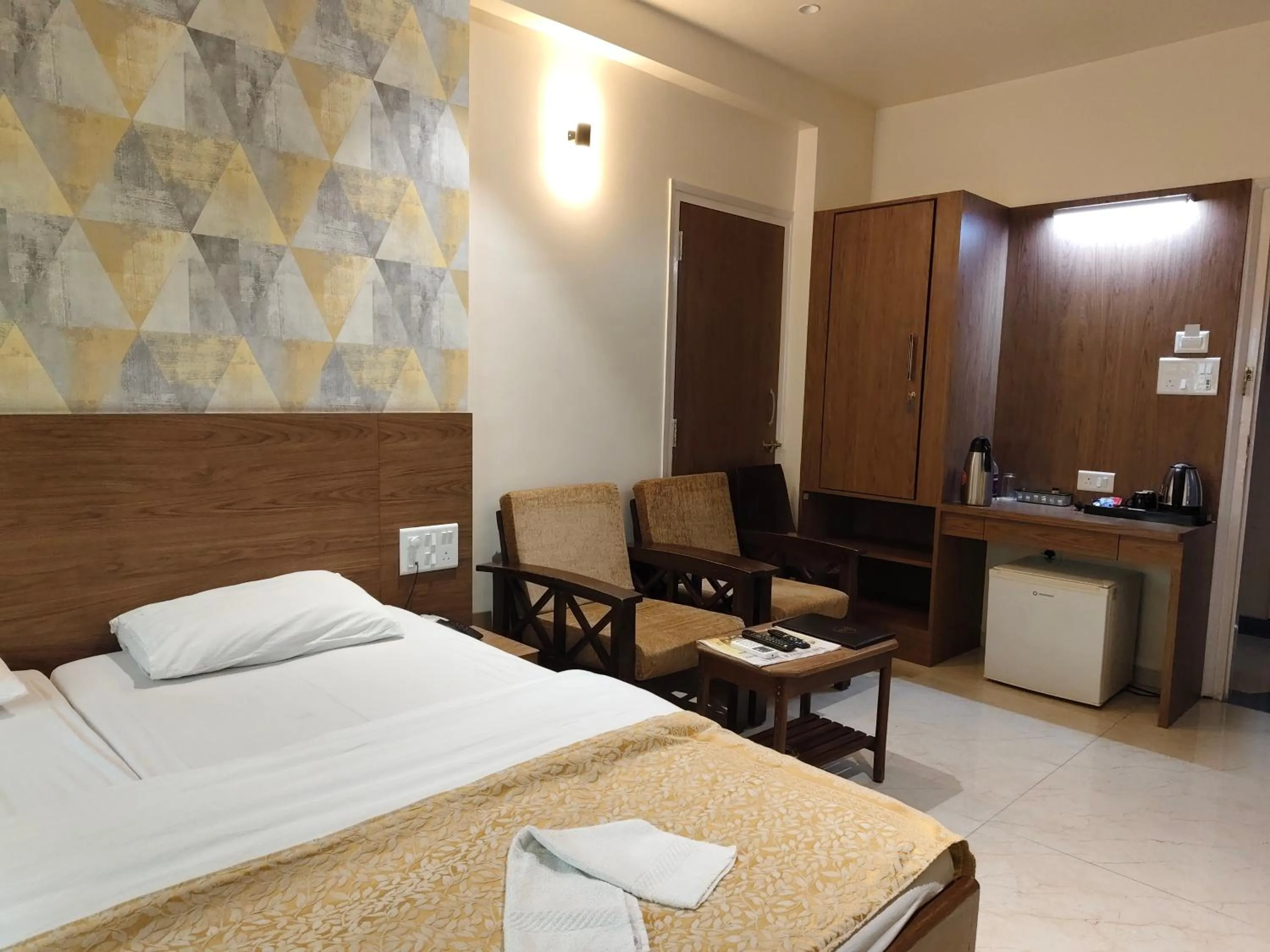 Bedroom, Bed in Hotel Shreyas