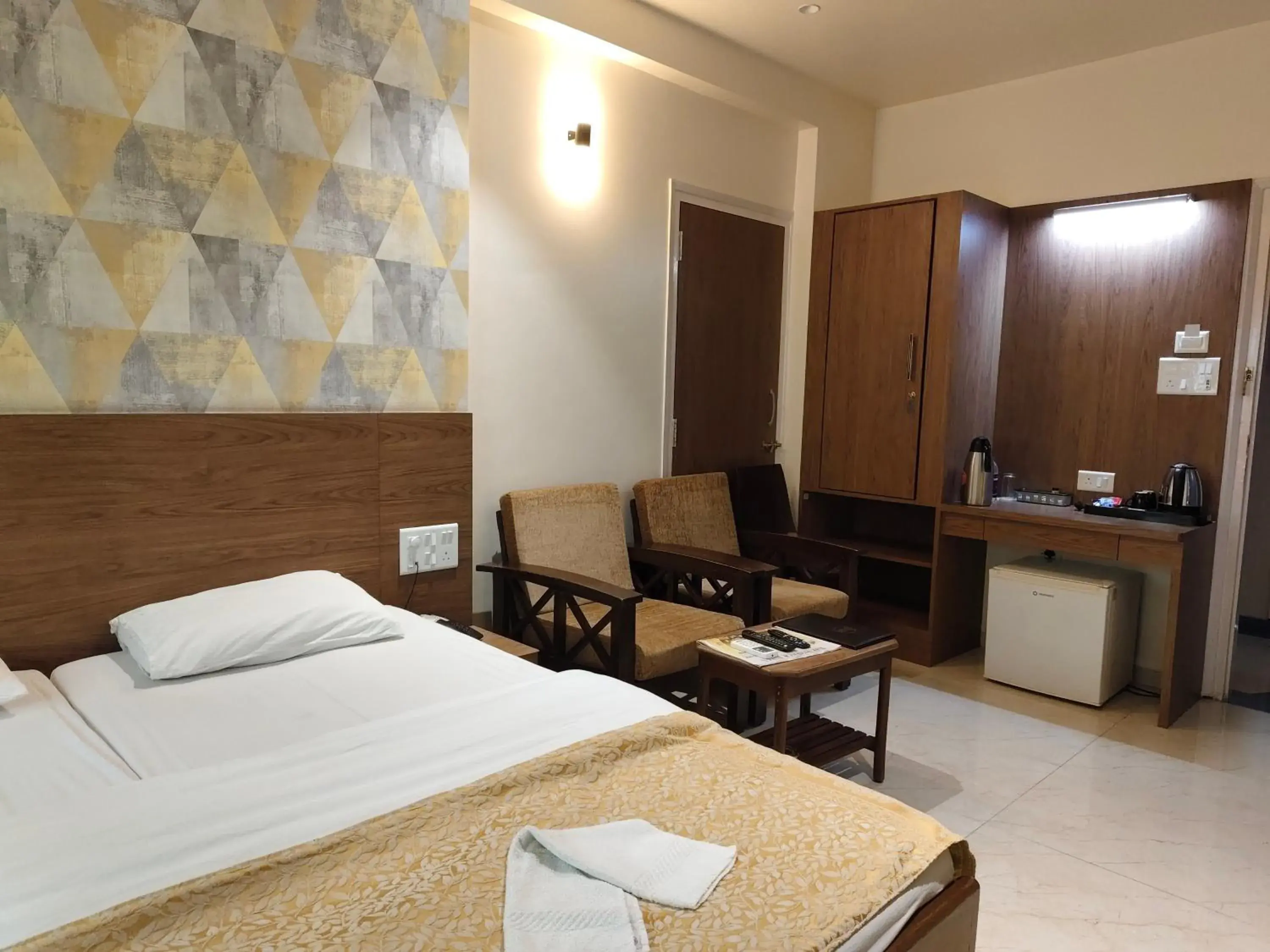 Bedroom, Bed in Hotel Shreyas Bedroom, Bed in Hotel Shreyas