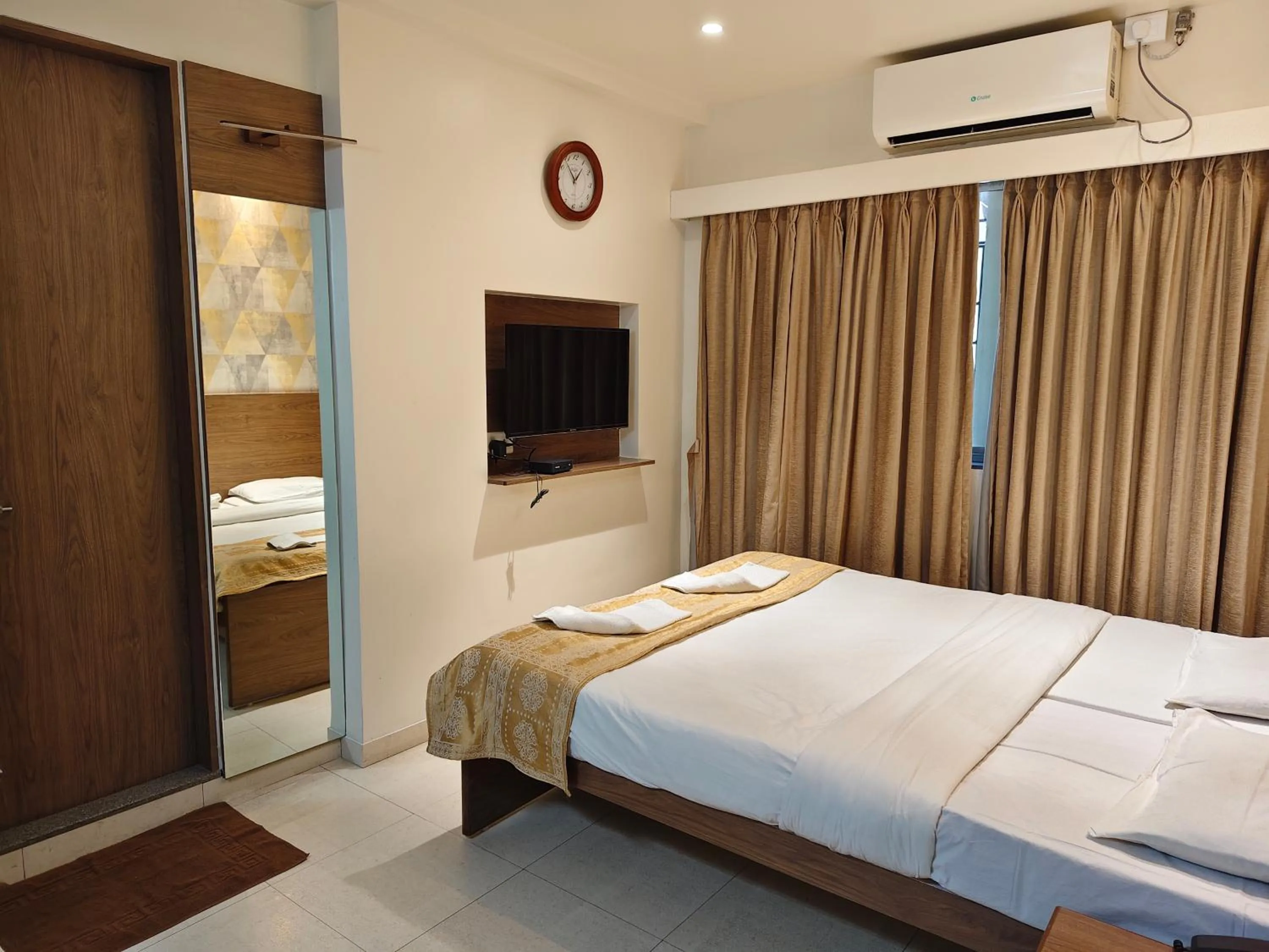 Bedroom, Bed in Hotel Shreyas