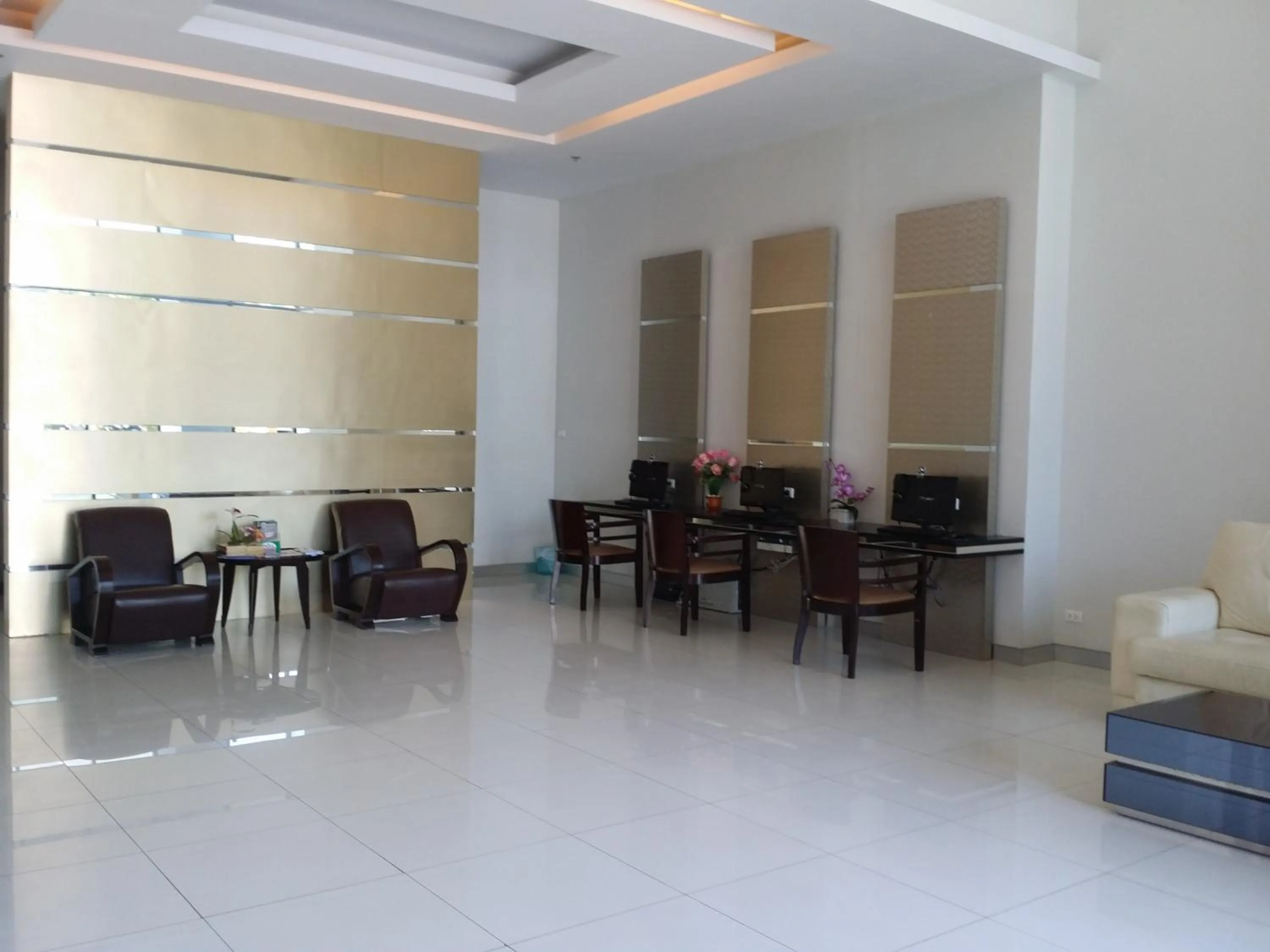 Lobby or reception in Patong Tower by United 21 Thailand