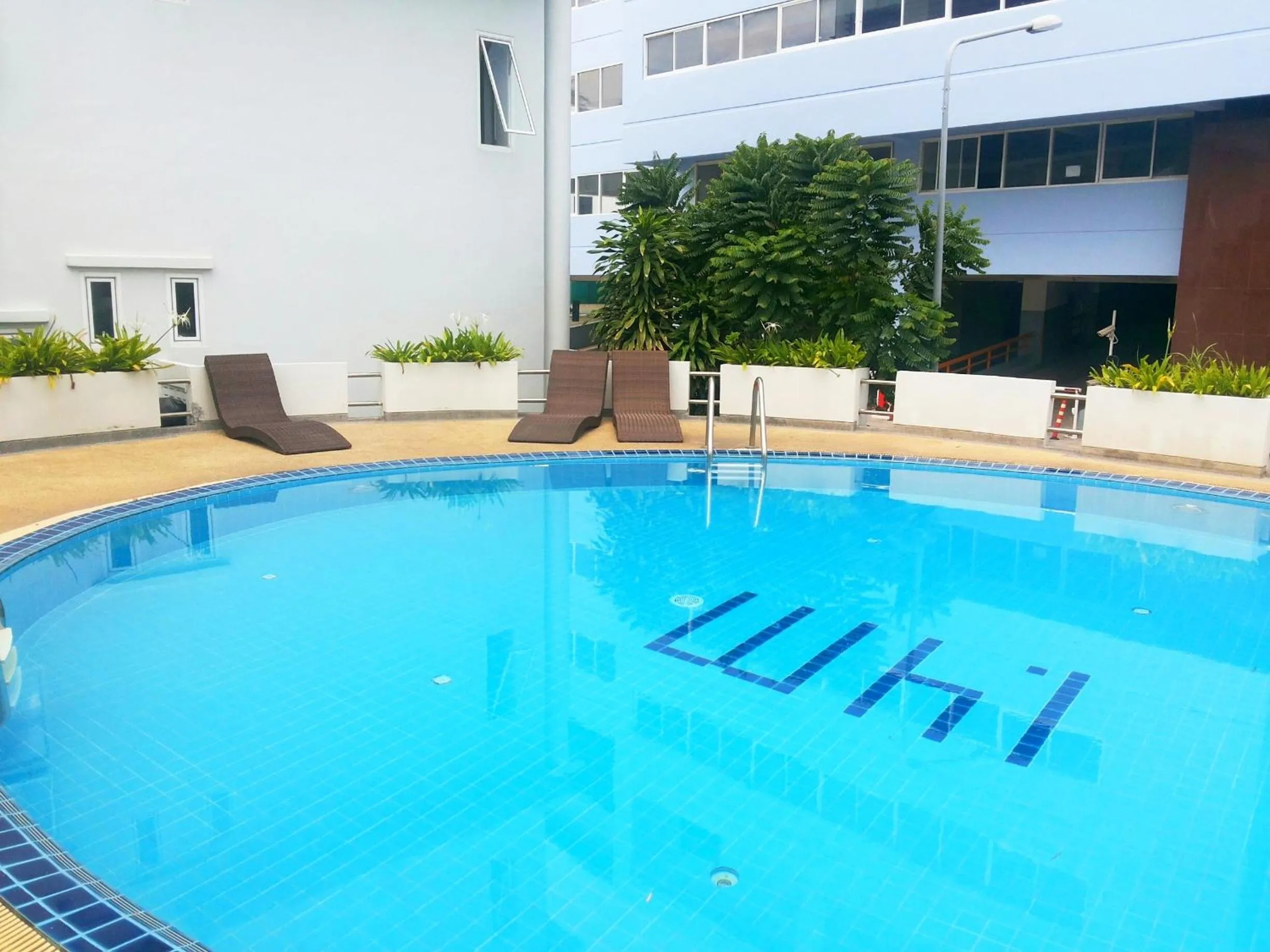 Swimming pool in Patong Tower by United 21 Thailand