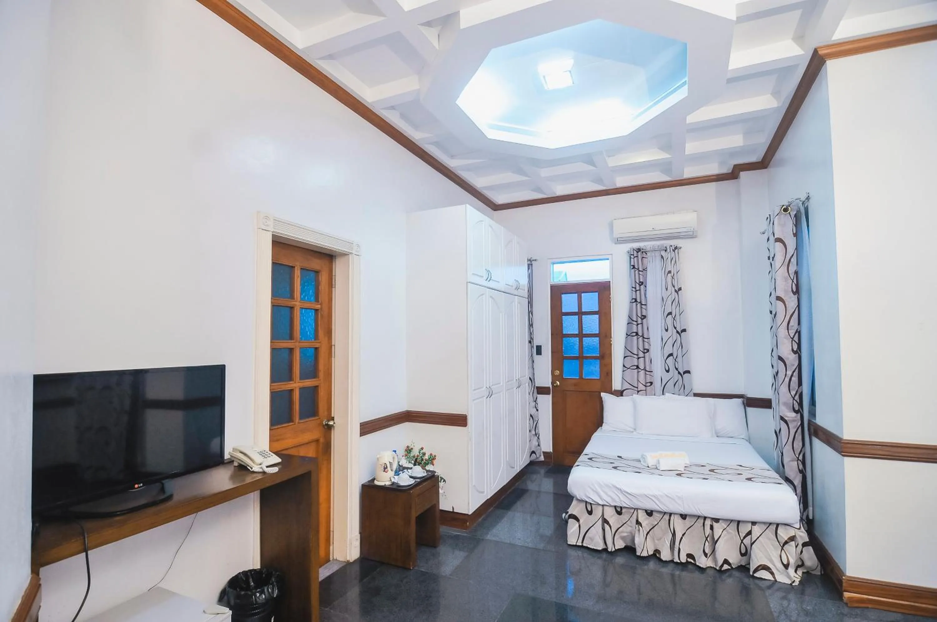 Photo of the whole room, Bed in Villa Jhoana Resort