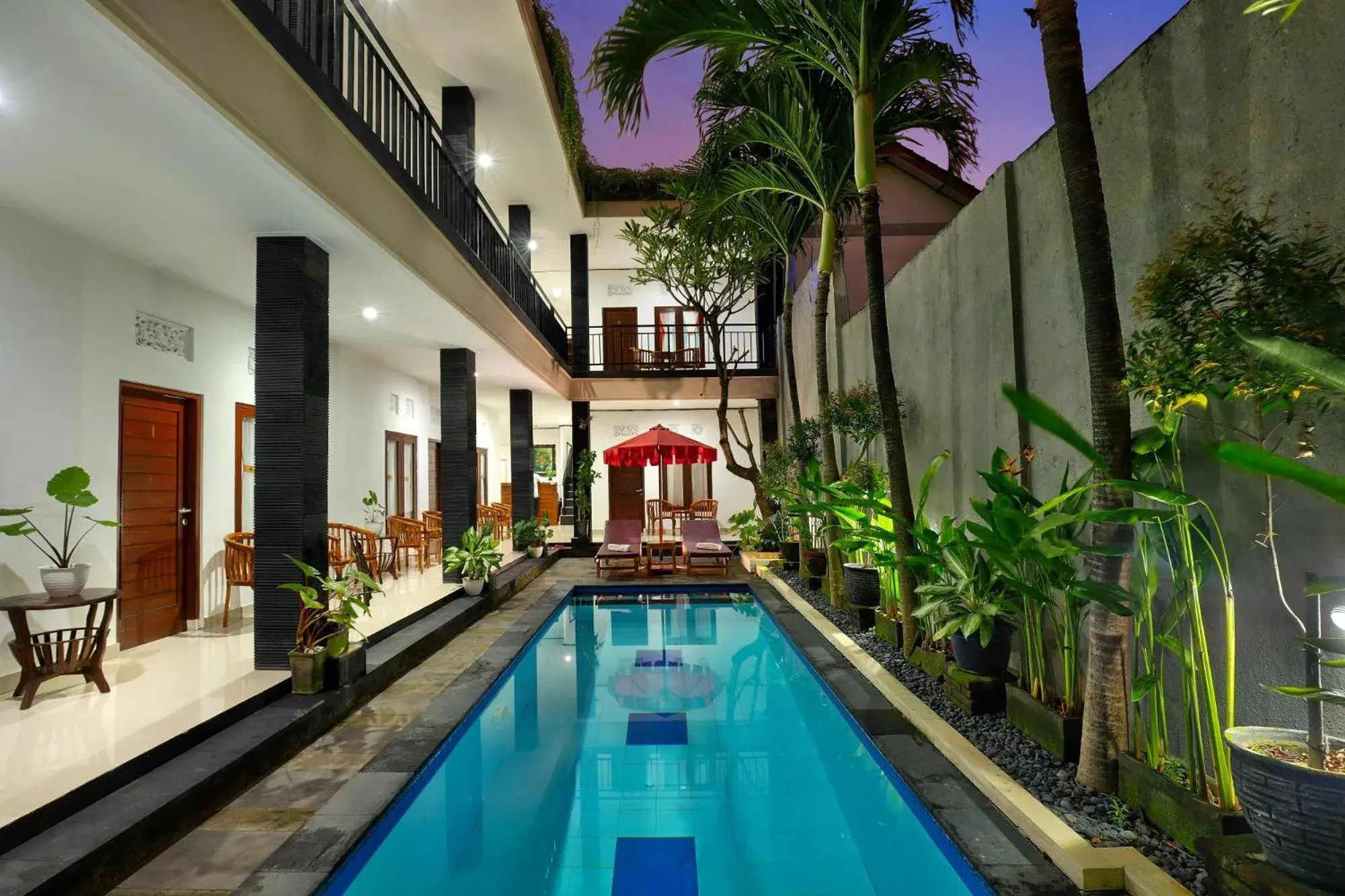 Swimming pool in Graha Wedha Suite Kuta by kamara Swimming pool in Graha Wedha Suite Kuta by kamara