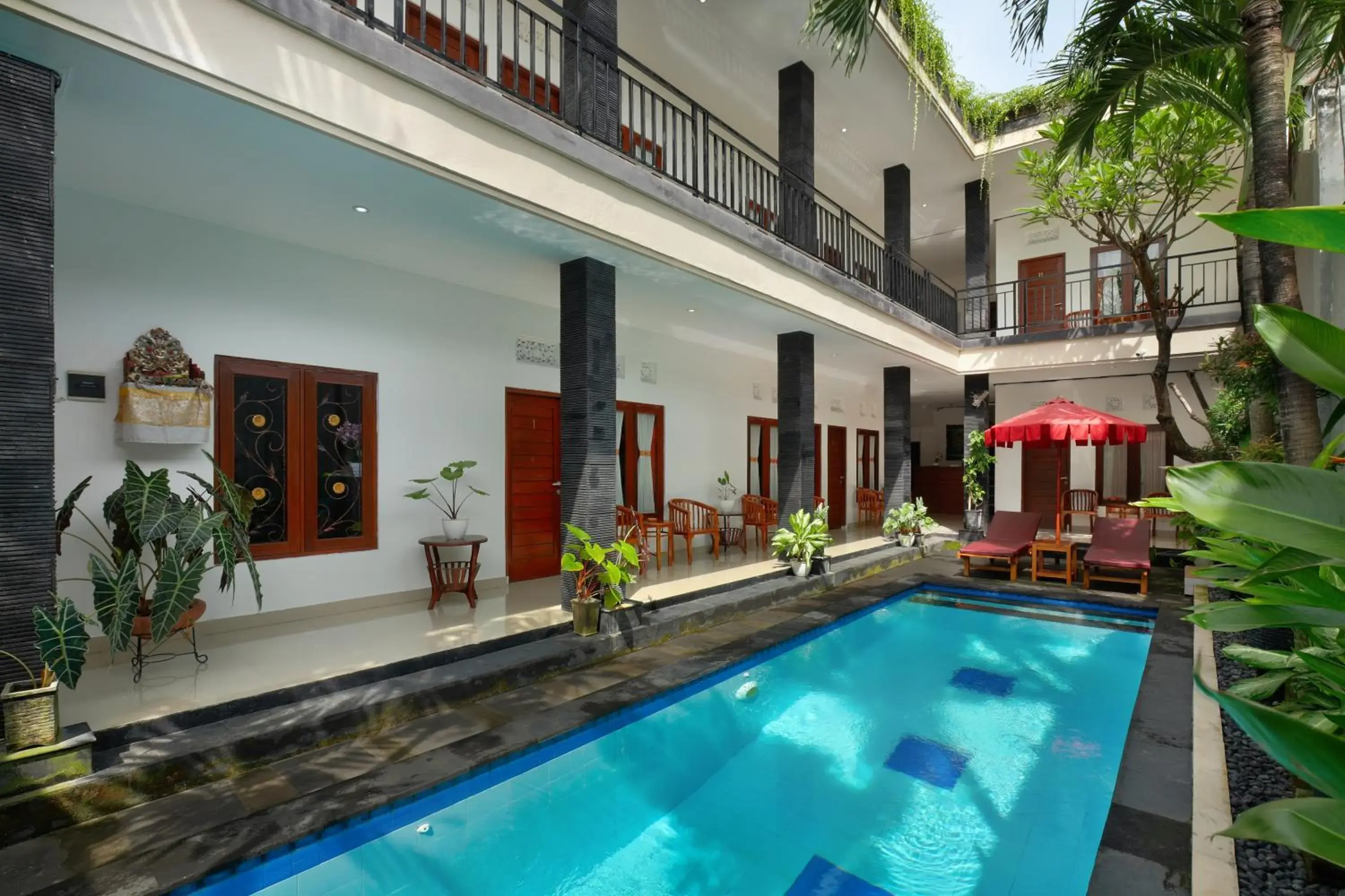Swimming pool in Graha Wedha Suite Kuta by kamara Swimming pool in Graha Wedha Suite Kuta by kamara