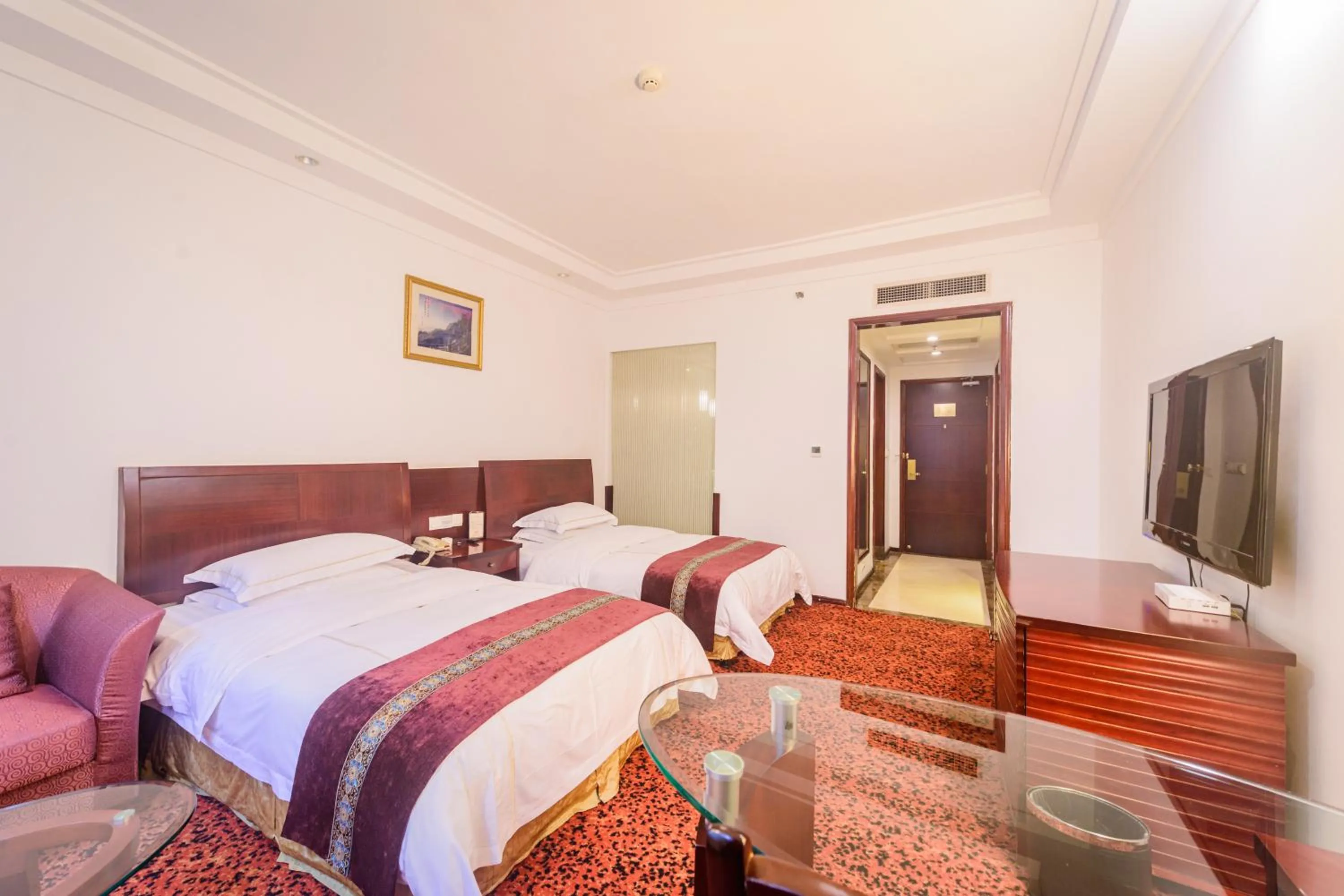 Photo of the whole room, Bed in E-mei Mountain Hotel