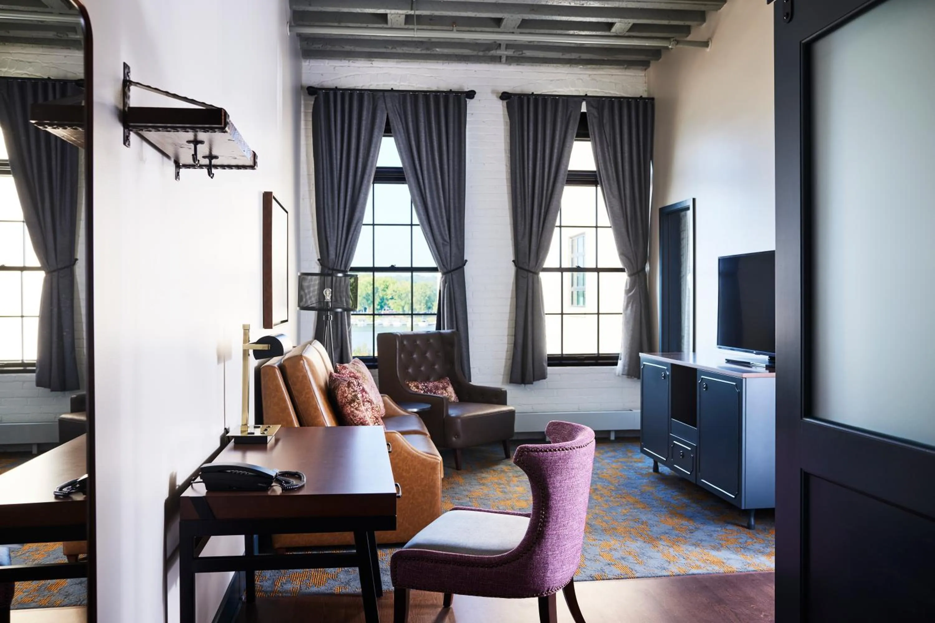 TV and multimedia in The Confluence Hotel