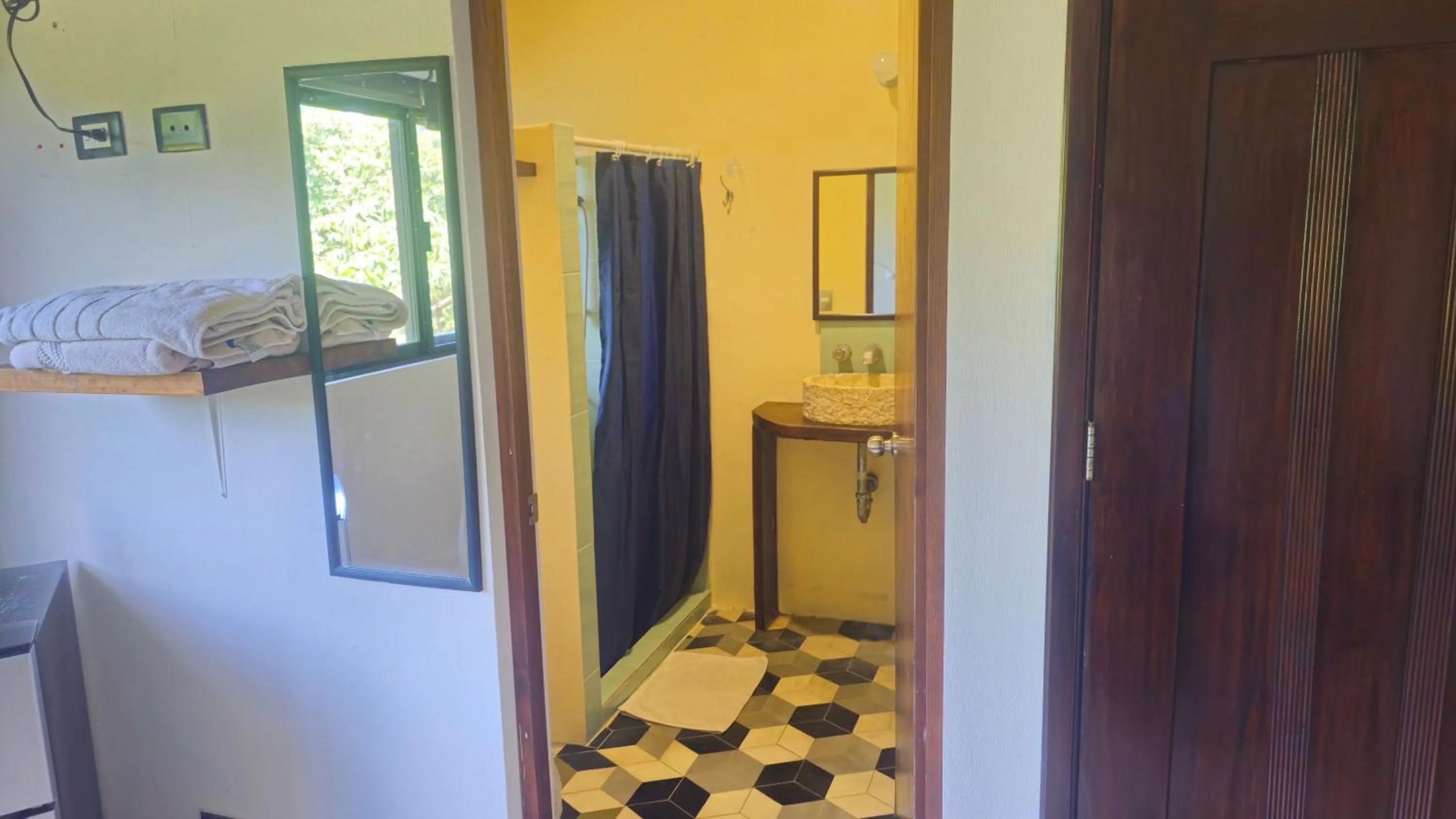 Shower in Maui Hostels Tulum