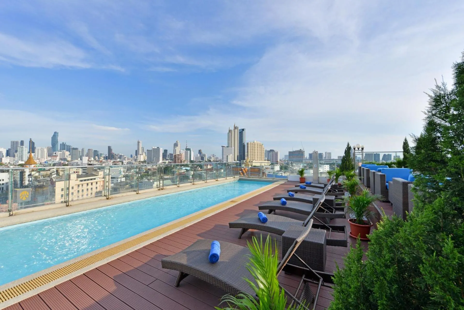 Swimming pool in Hotel Royal Bangkok