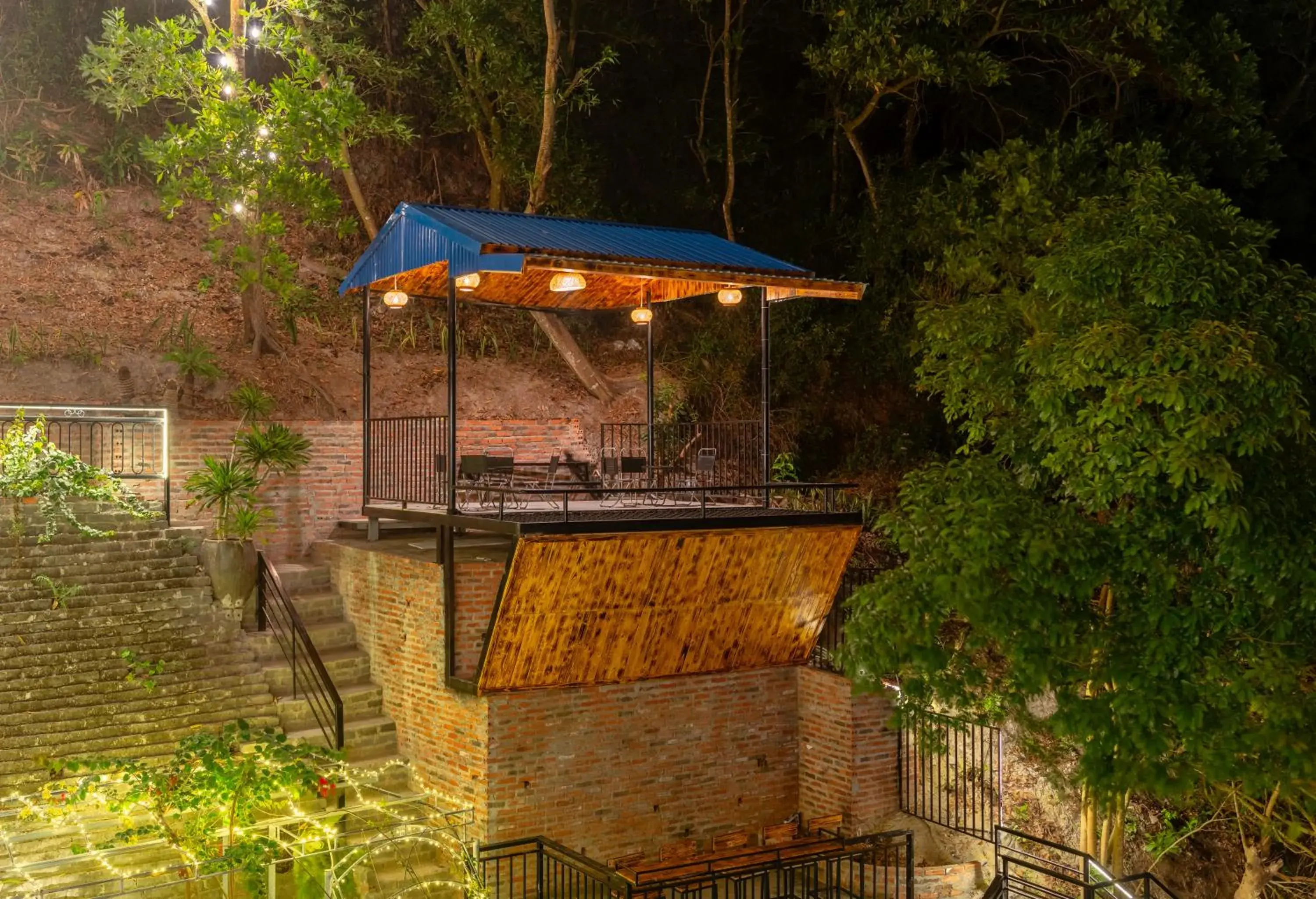 Restaurant/places to eat in Cat Ba Xanh Spring Garden Hotel Restaurant/places to eat in Cat Ba Xanh Spring Garden Hotel