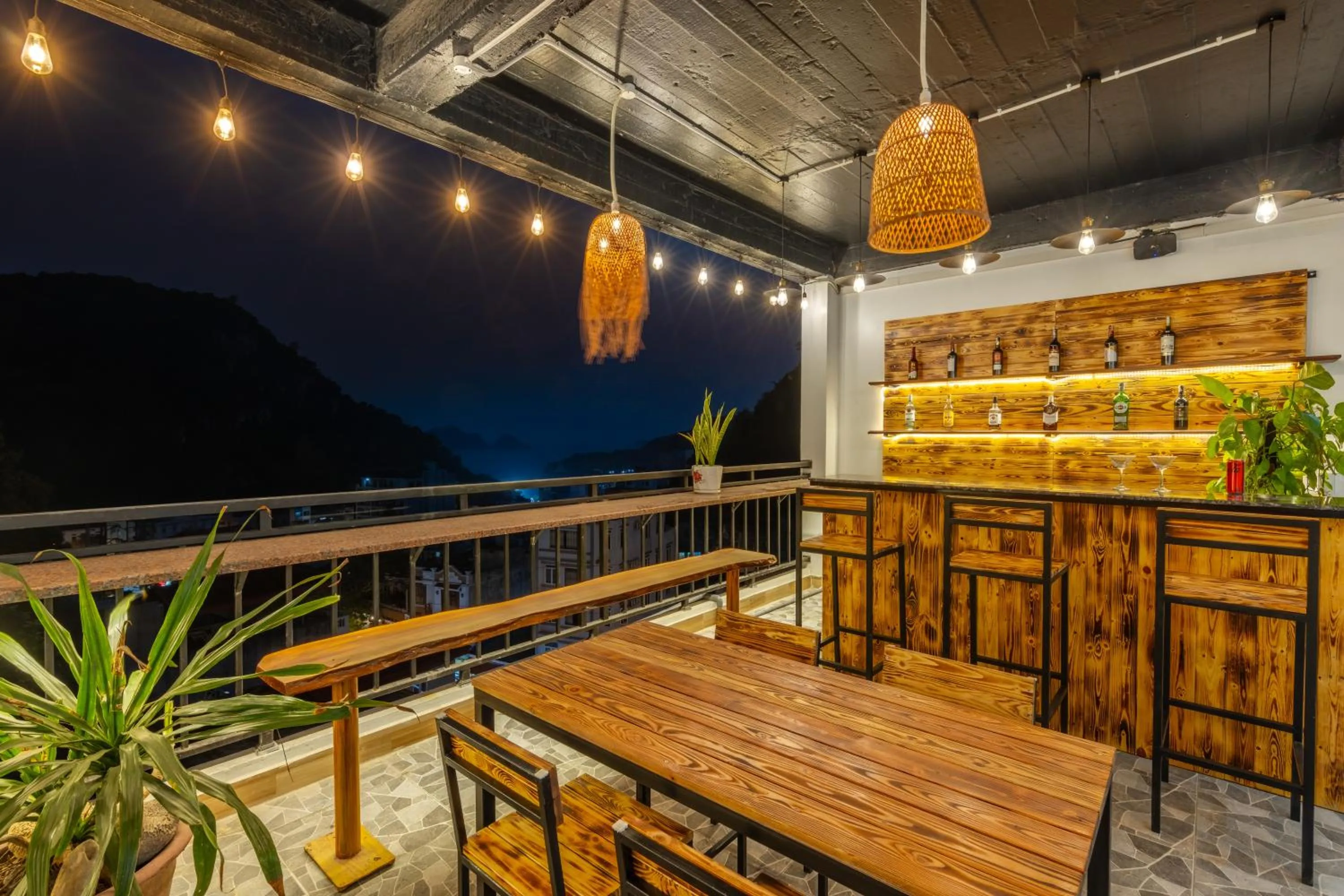 Restaurant/places to eat in Cat Ba Xanh Spring Garden Hotel