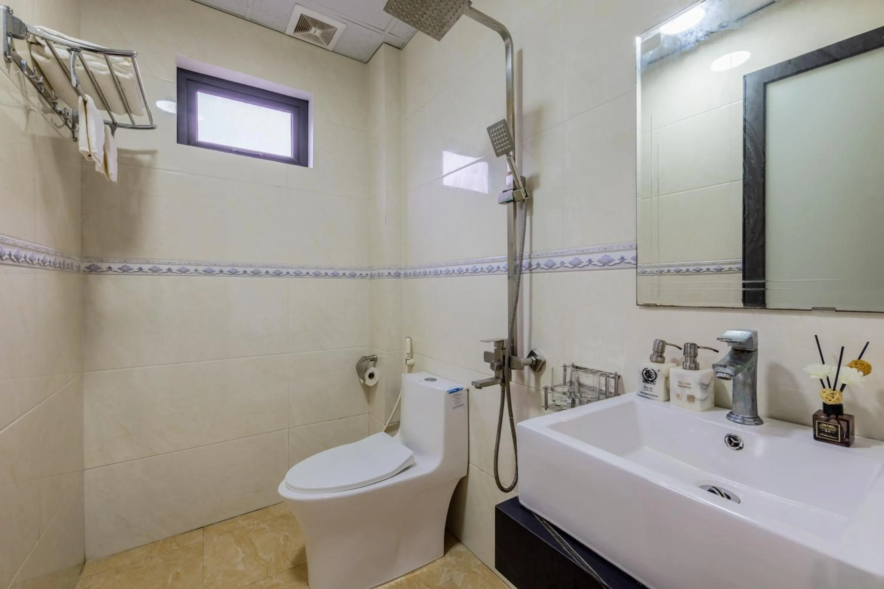 Shower in Cat Ba Xanh Spring Garden Hotel