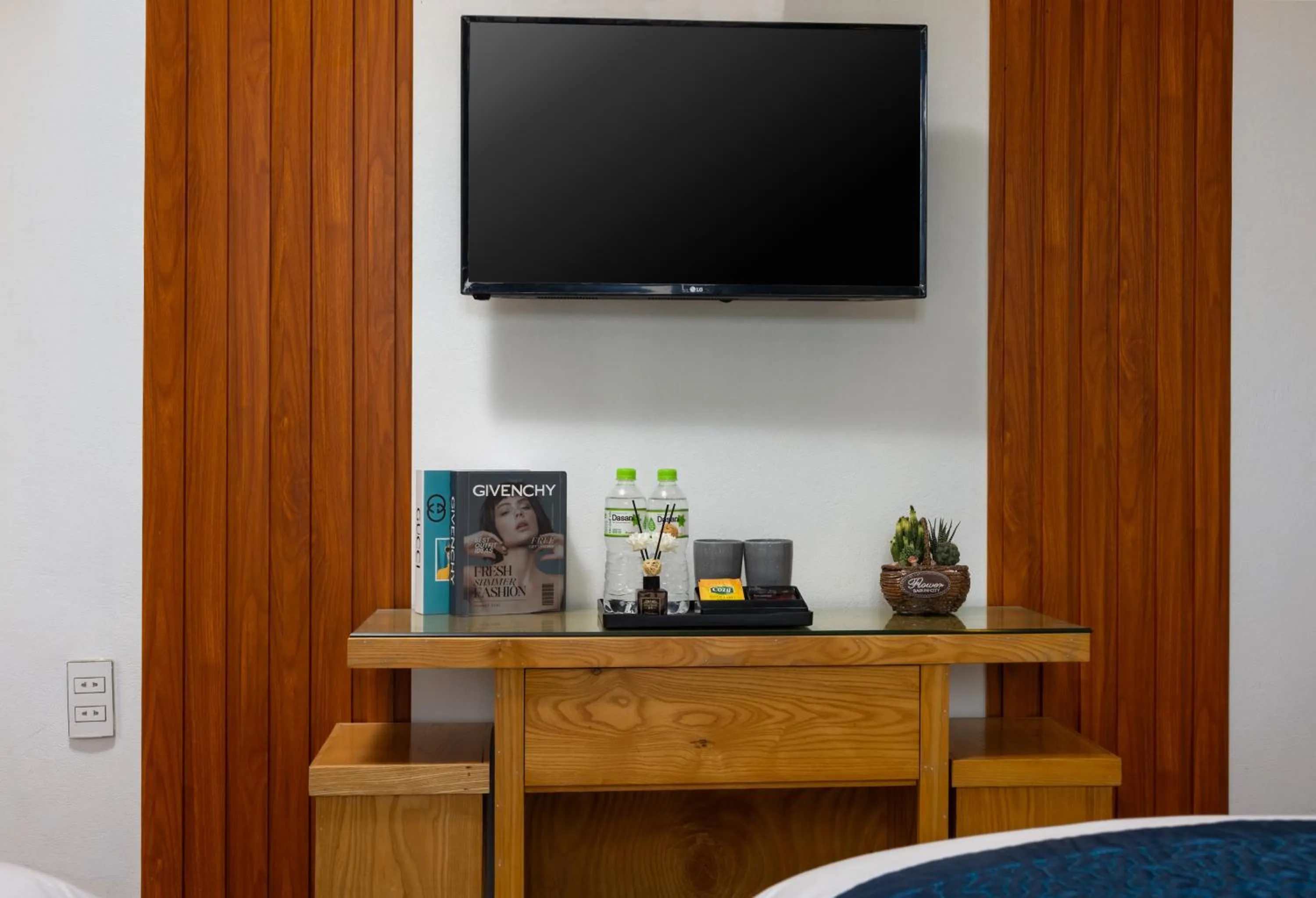 TV and multimedia in Cat Ba Xanh Spring Garden Hotel