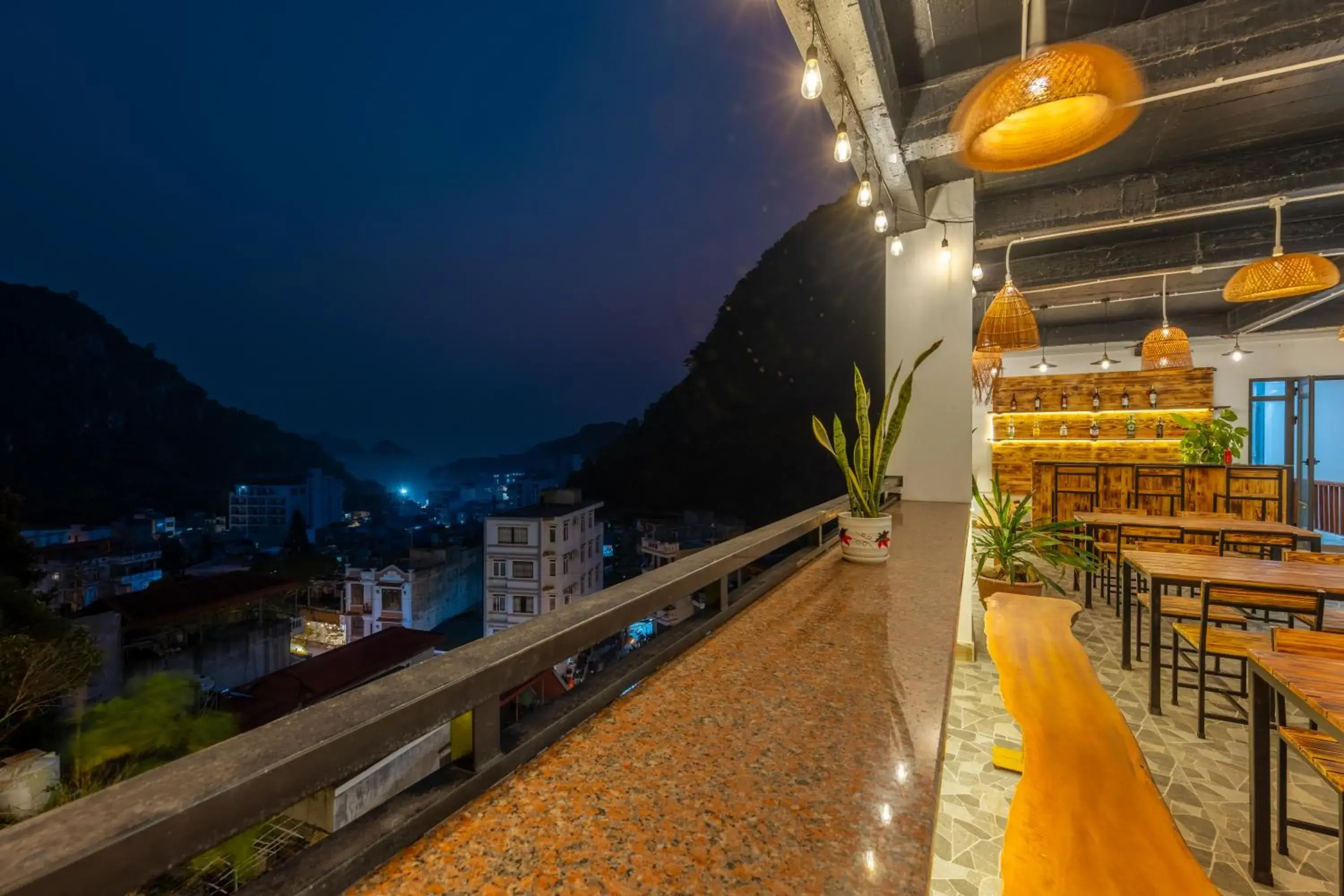 Restaurant/places to eat in Cat Ba Xanh Spring Garden Hotel Restaurant/places to eat in Cat Ba Xanh Spring Garden Hotel