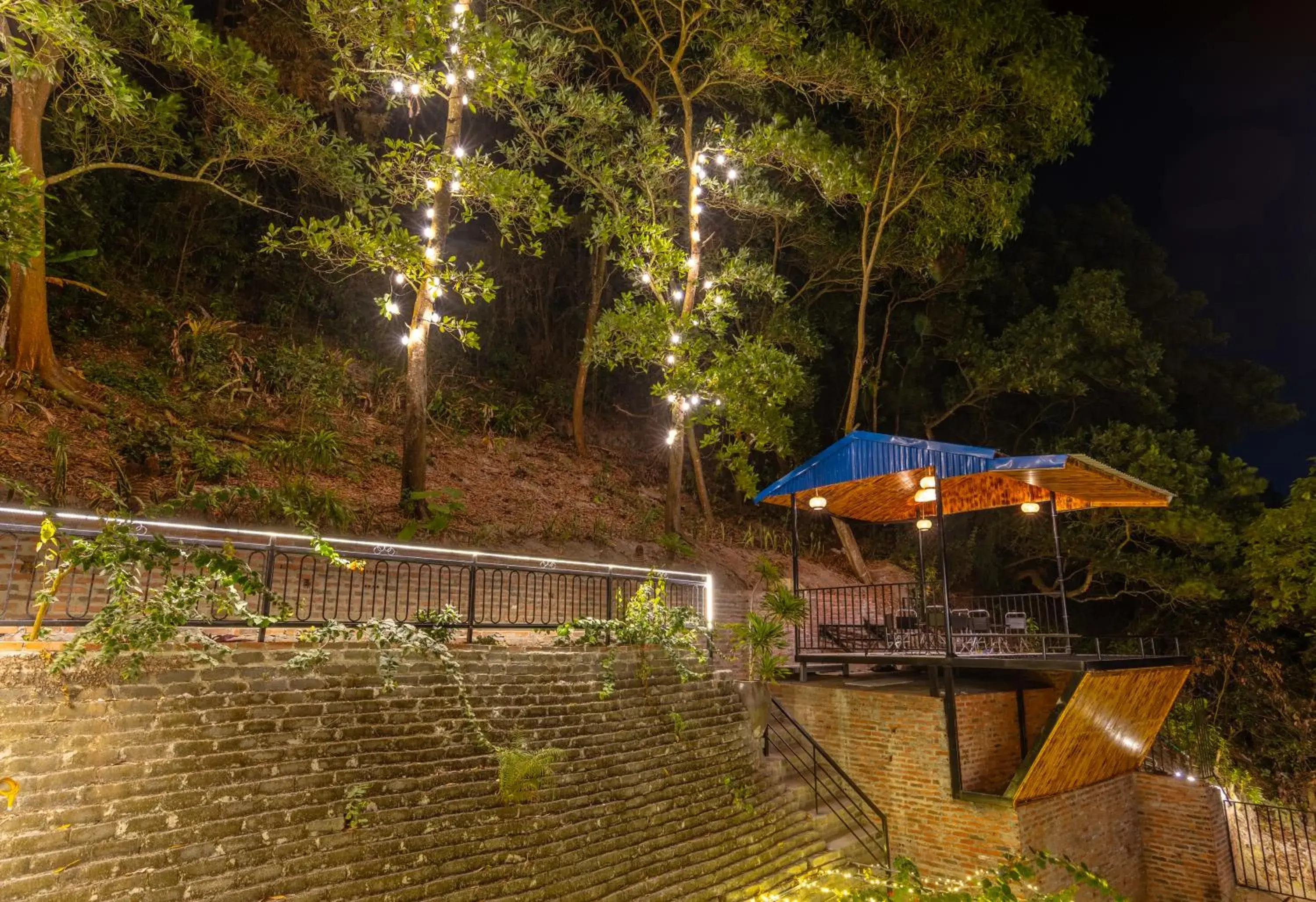 Restaurant/places to eat in Cat Ba Xanh Spring Garden Hotel Restaurant/places to eat in Cat Ba Xanh Spring Garden Hotel