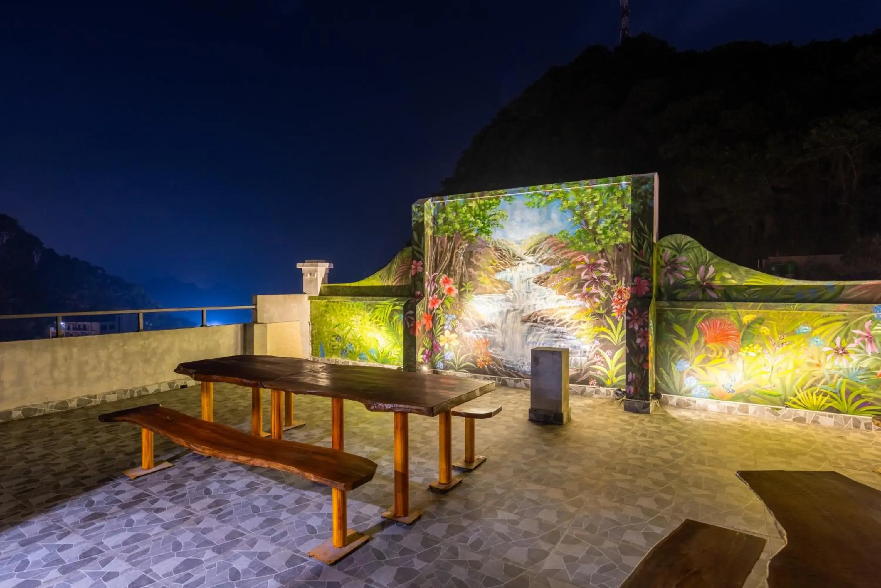 Restaurant/places to eat in Cat Ba Xanh Spring Garden Hotel Restaurant/places to eat in Cat Ba Xanh Spring Garden Hotel