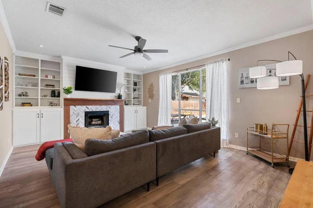 Sun Filled Home W Gorgeous Pool HotTub Gameroom