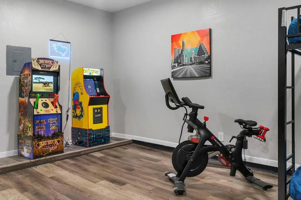 Sun Filled Home W Gorgeous Pool HotTub Gameroom