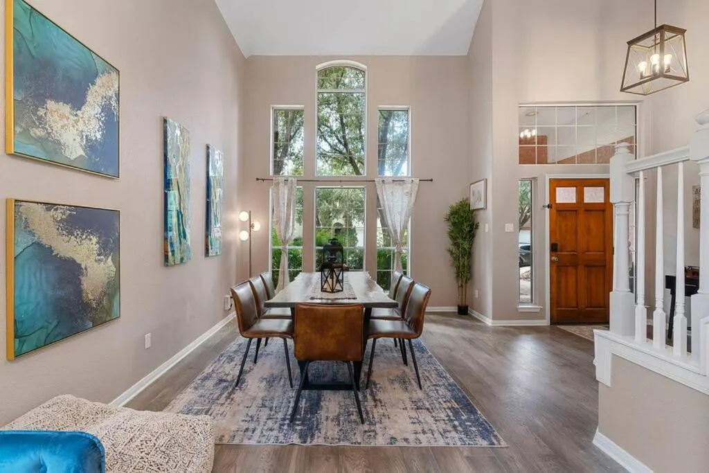 Sun Filled Home W Gorgeous Pool HotTub Gameroom