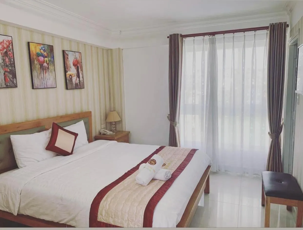 Shower, Bed in Gold Dream Hotel