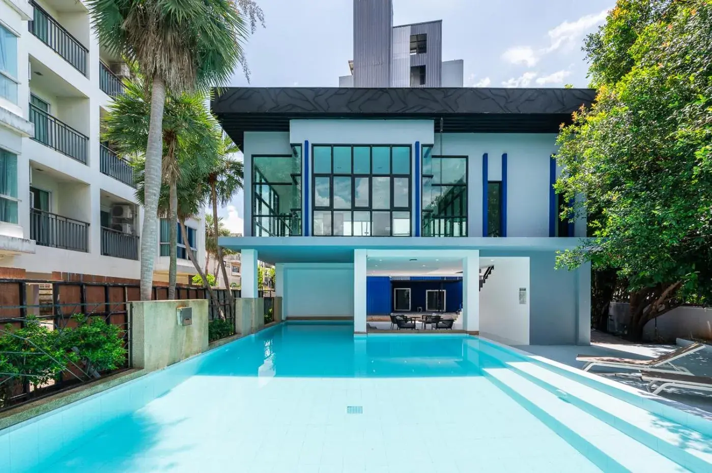 Swimming pool in Kokotel Chiang Rai Airport Suites Swimming pool in Kokotel Chiang Rai Airport Suites