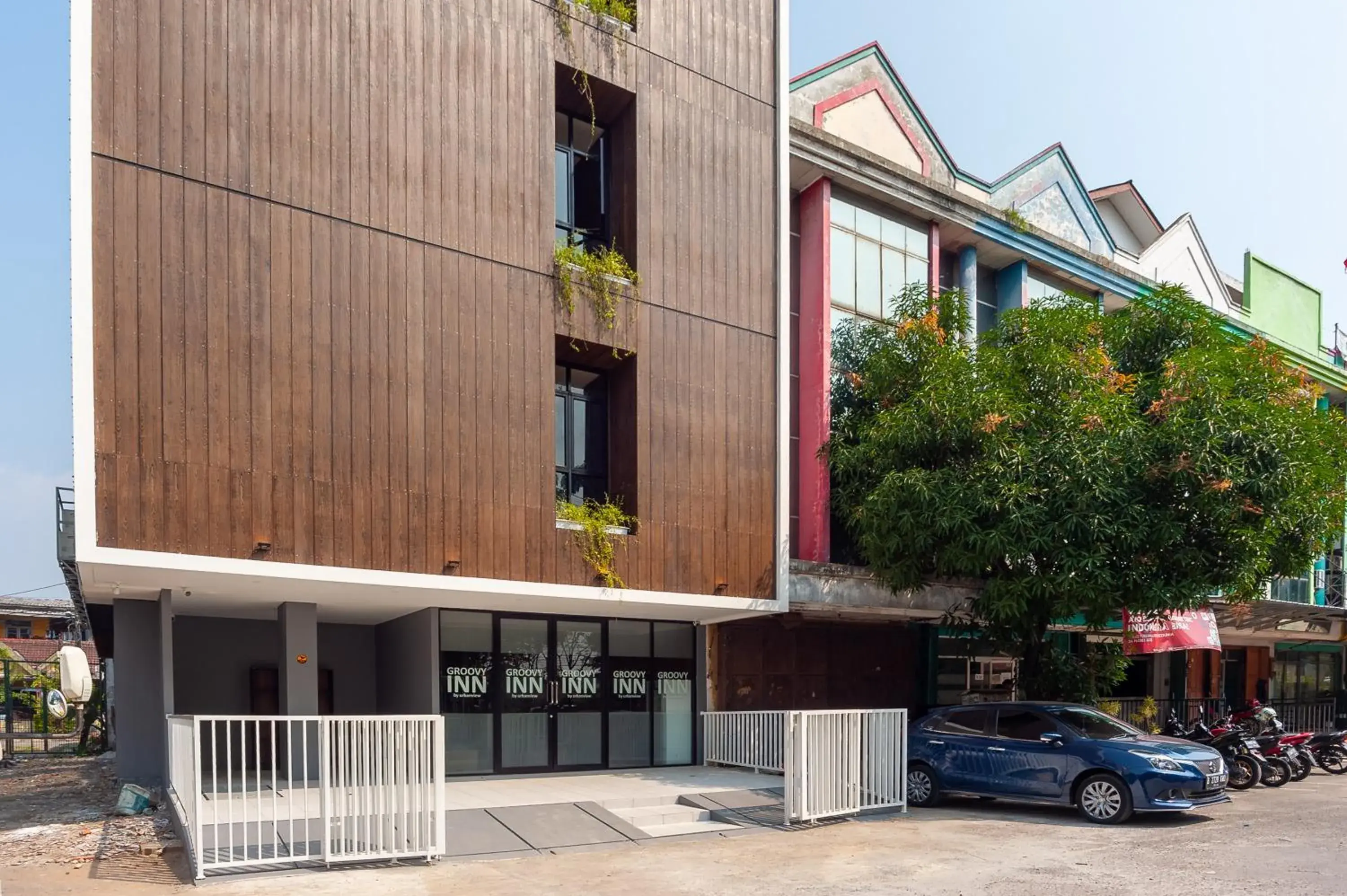 Property building in Urbanview Hotel Groovy Inn Tangerang Property building in Urbanview Hotel Groovy Inn Tangerang