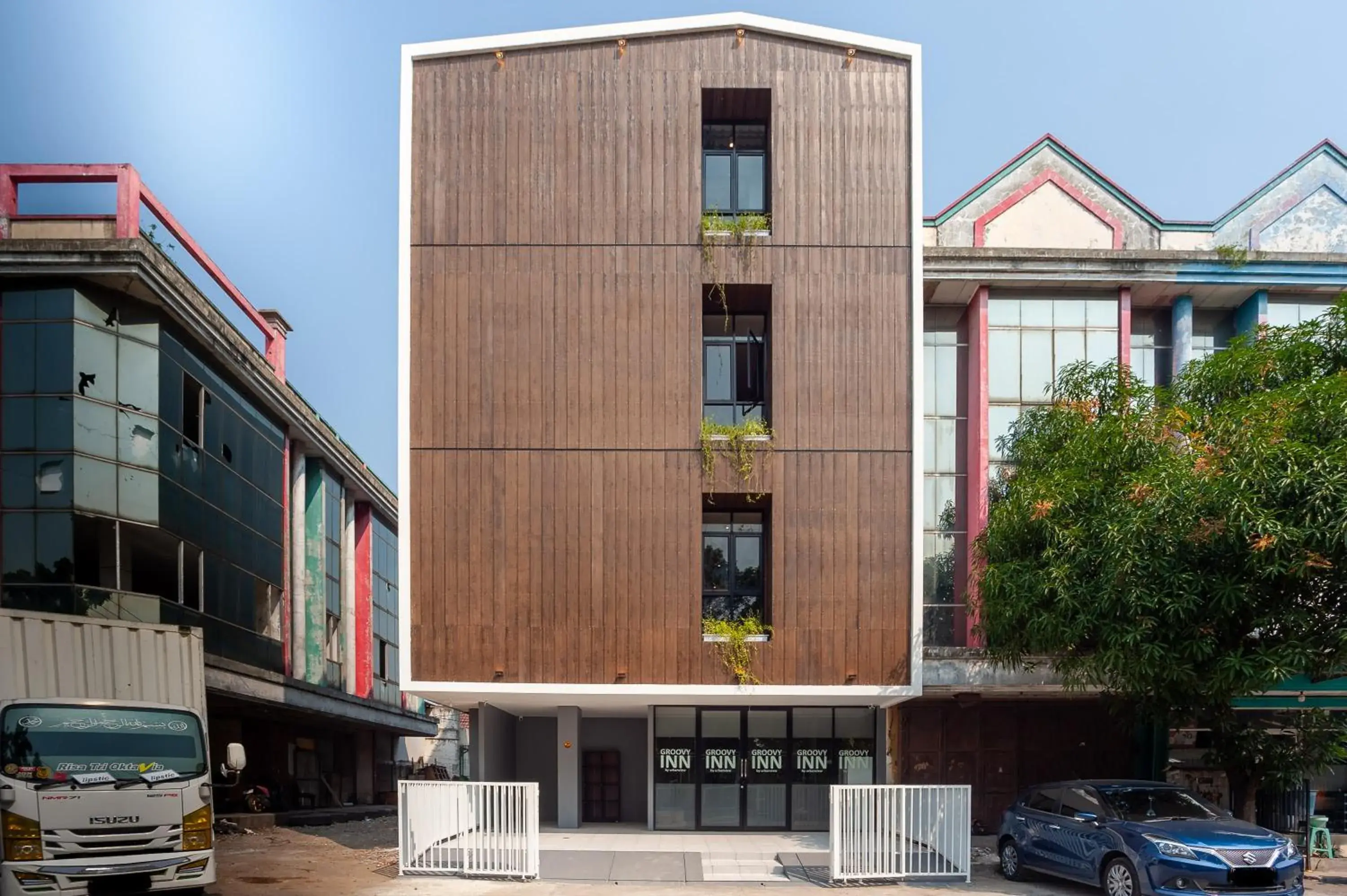 Property building in Urbanview Hotel Groovy Inn Tangerang Property building in Urbanview Hotel Groovy Inn Tangerang