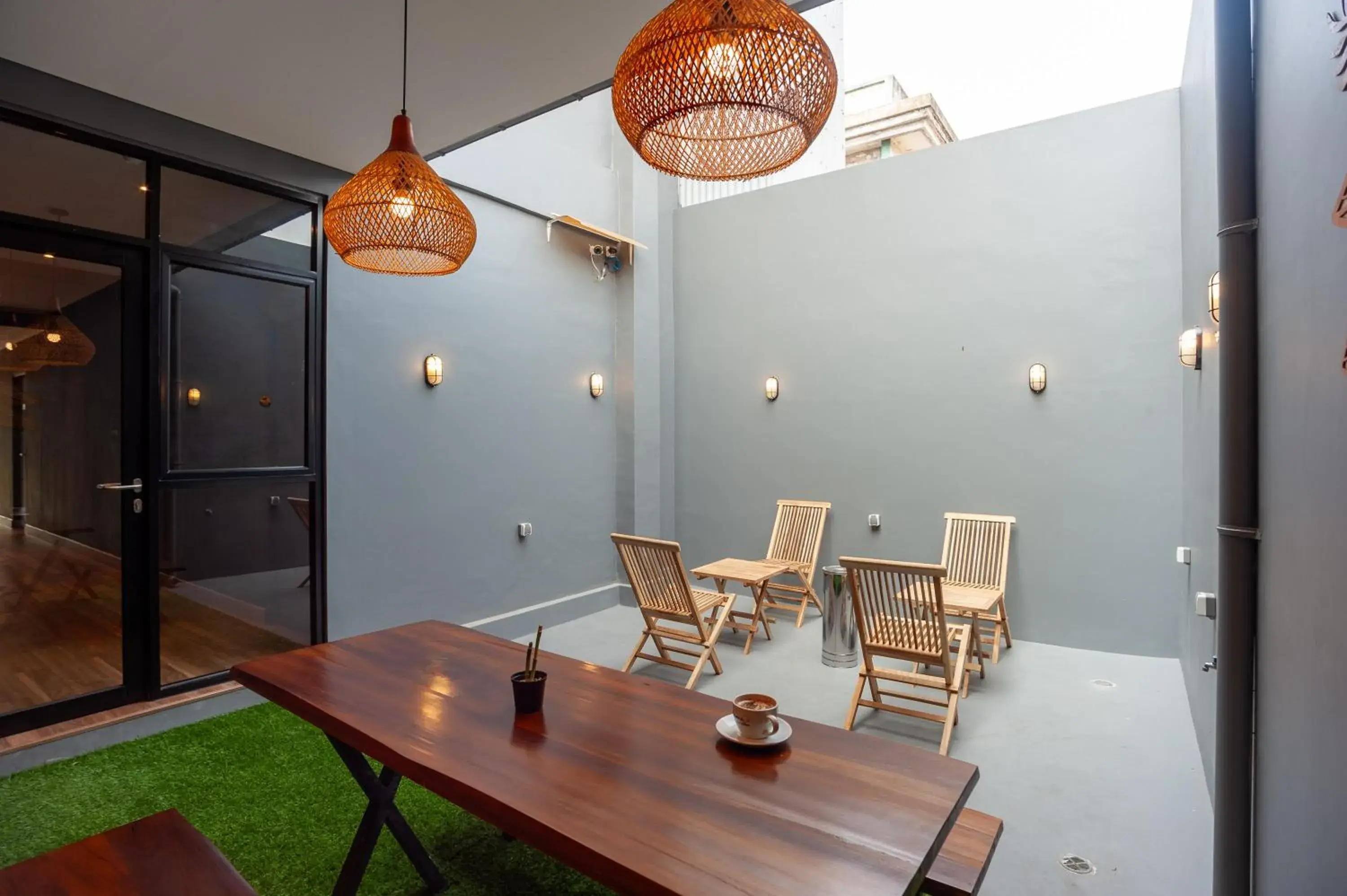 Seating area in Urbanview Hotel Groovy Inn Tangerang Seating area in Urbanview Hotel Groovy Inn Tangerang