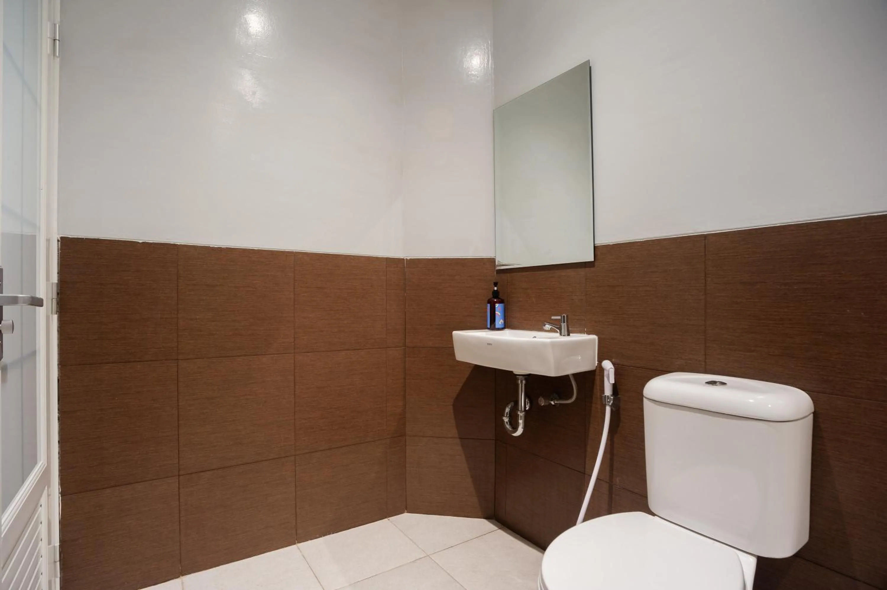 Bathroom in Urbanview Hotel Groovy Inn Tangerang