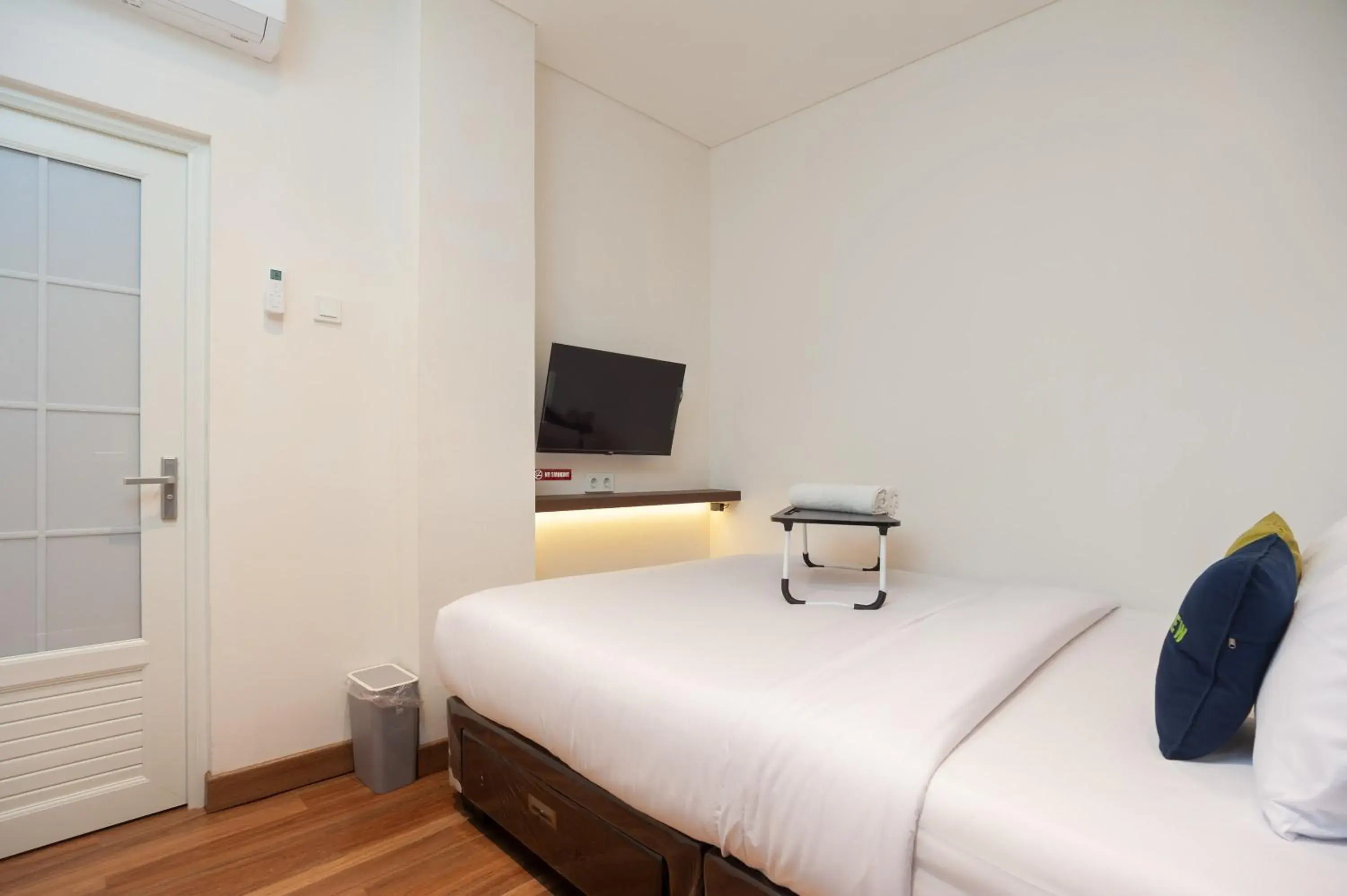 Bedroom, Bed in Urbanview Hotel Groovy Inn Tangerang Bedroom, Bed in Urbanview Hotel Groovy Inn Tangerang